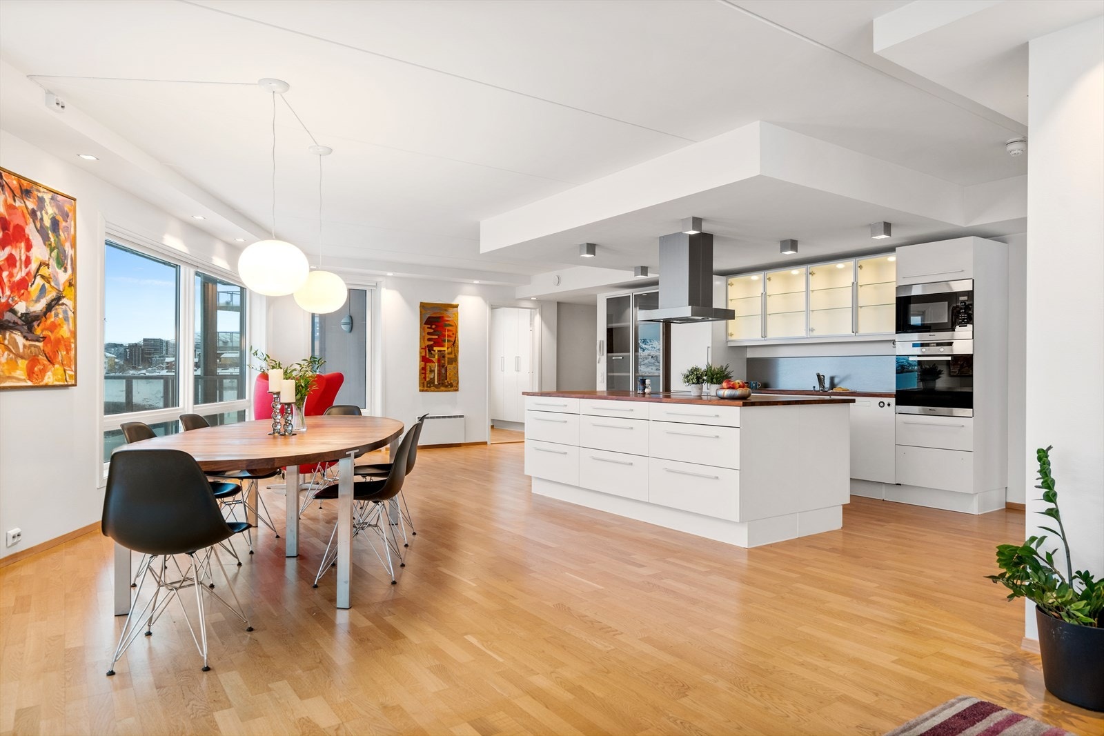 Åpen løsning mellom stue og kjøkken Galleribilde