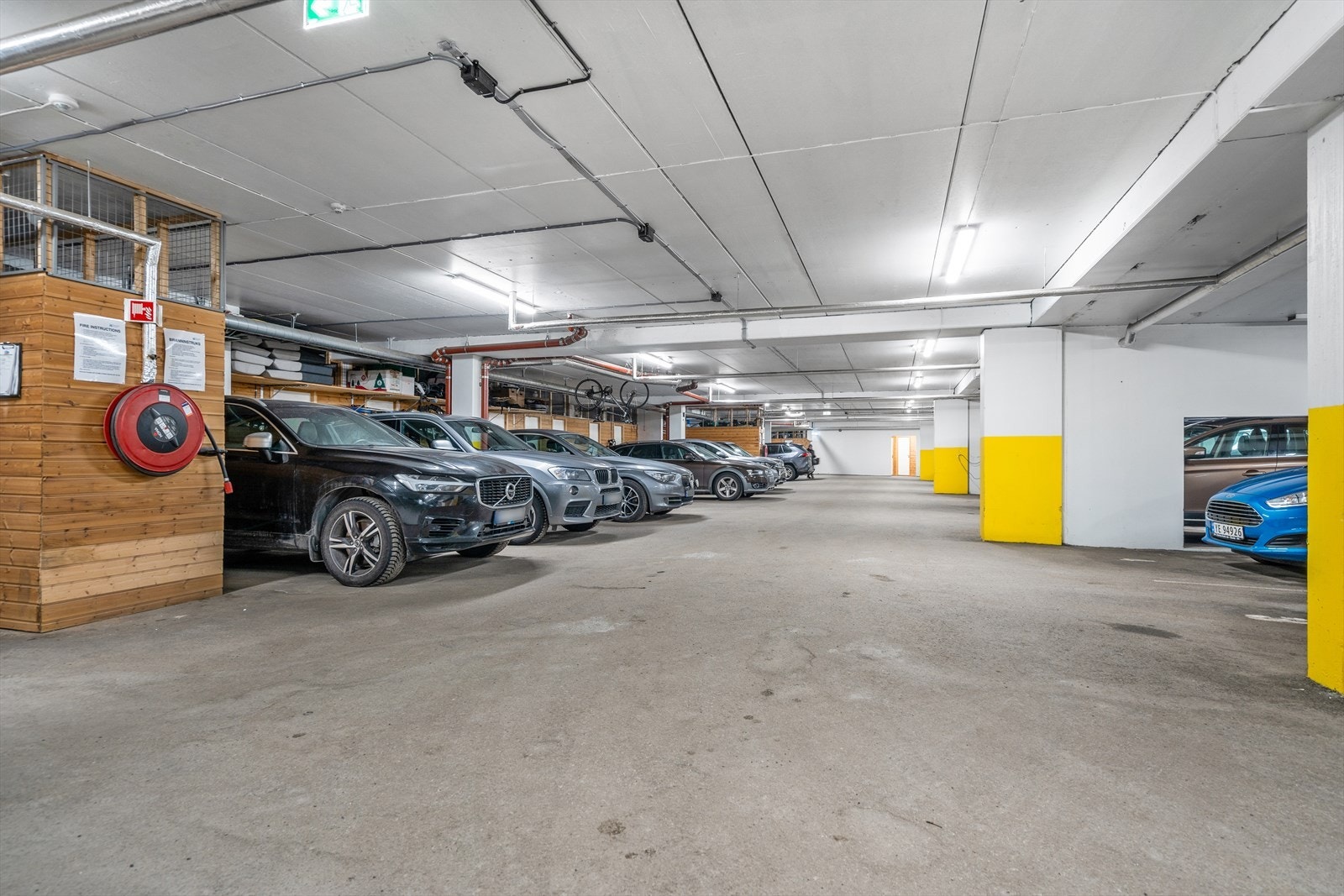 Parkeringsplass og bod i garasjekjeller Galleribilde