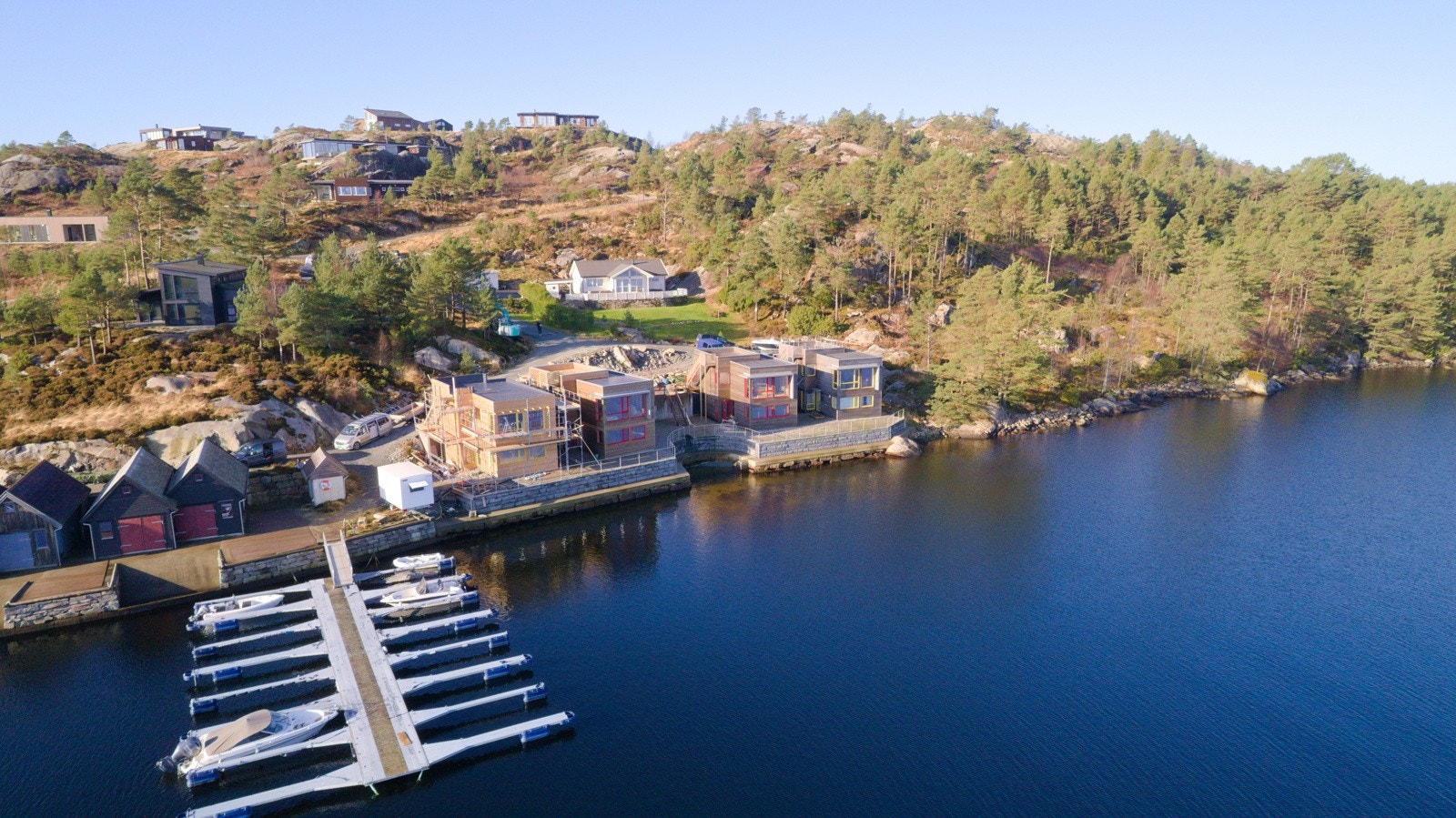 Det følgjer med båtplass på bryggja rett ved strandhusa Galleribilde