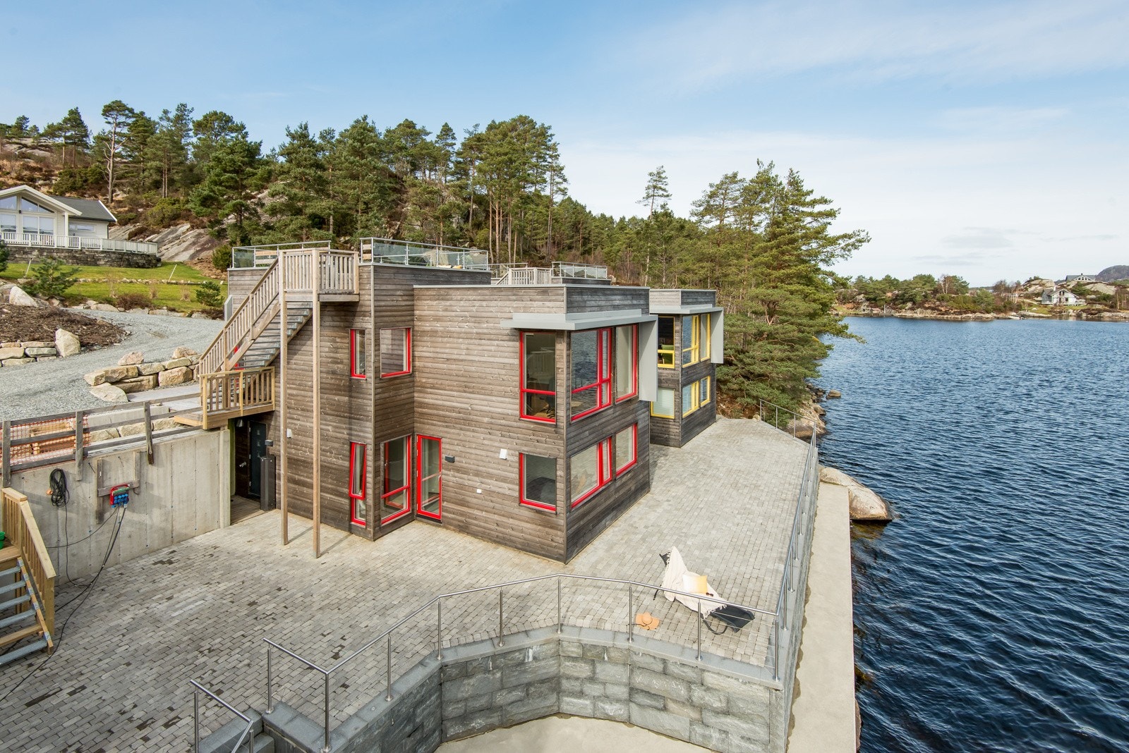 Det er ein terrasseplatting ved inngangspartiet, samt ein på framsida av stranduhset. Bilete frå Strandhus 2 Galleribilde