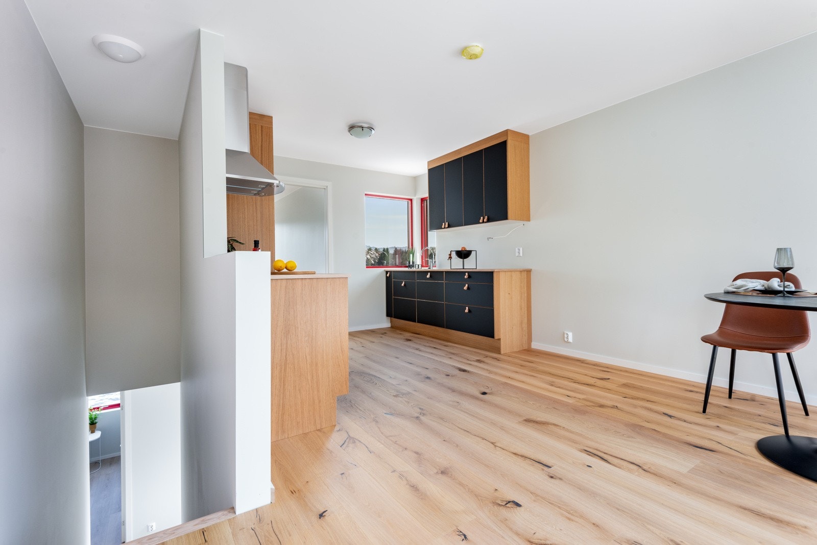 Frå entréen er det inngang til kjøkenet. Bilete frå Strandhus 2 Galleribilde