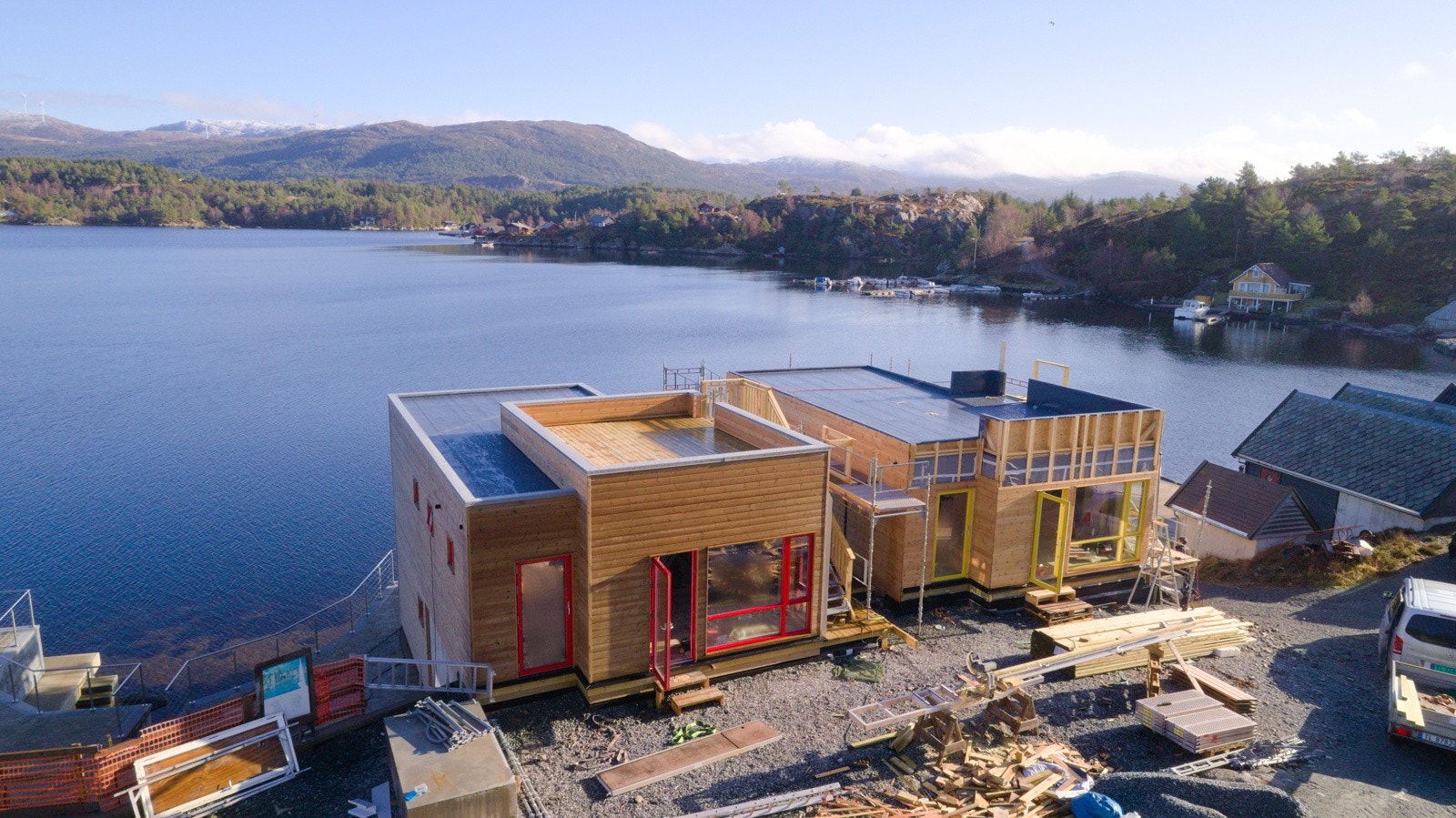 Strandhus 3 har røde karmar. Bilete frå byggeperiode Galleribilde