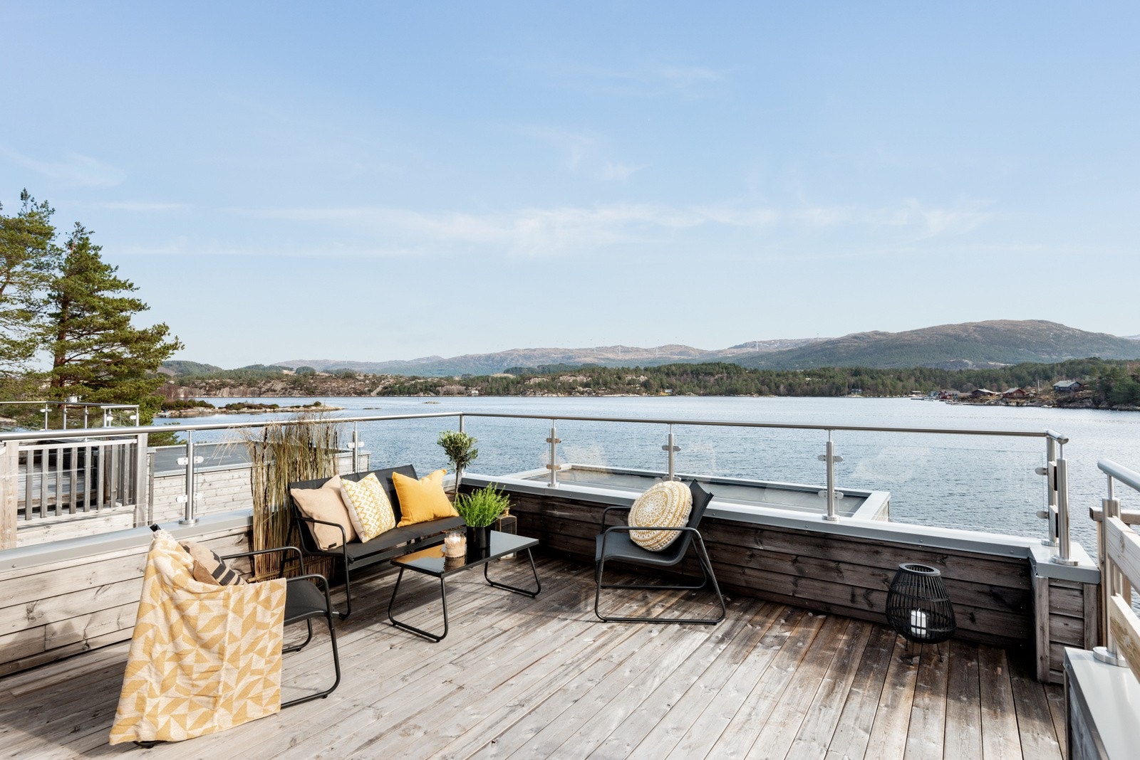 Det er god plass til sittegruppe, solseng, grill mm. Bilete frå Strandhus 2 Galleribilde