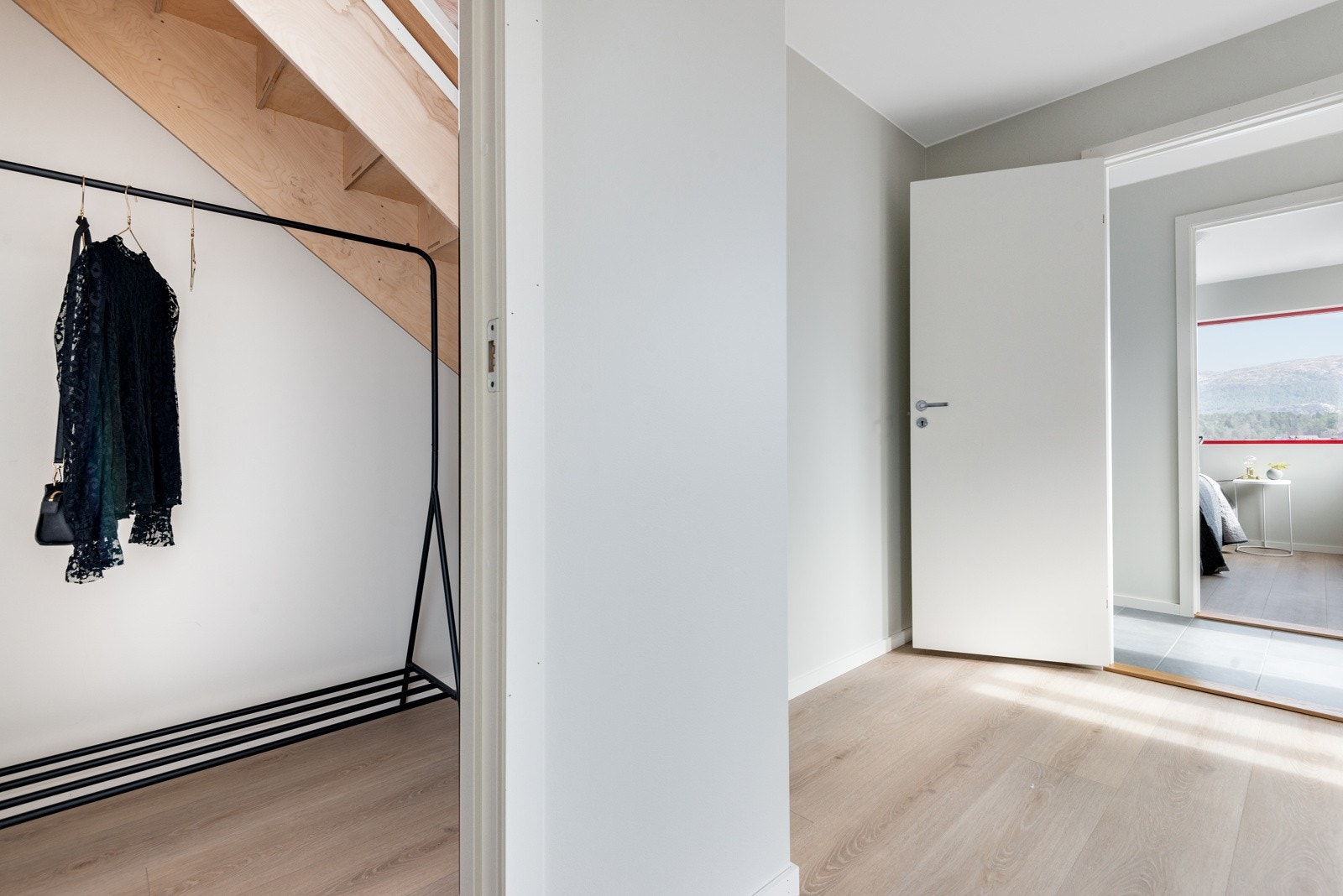 Frå hovudsoverommet er det inngang til egen walk-in garderobe. Bilete frå Strandhus 2 Galleribilde