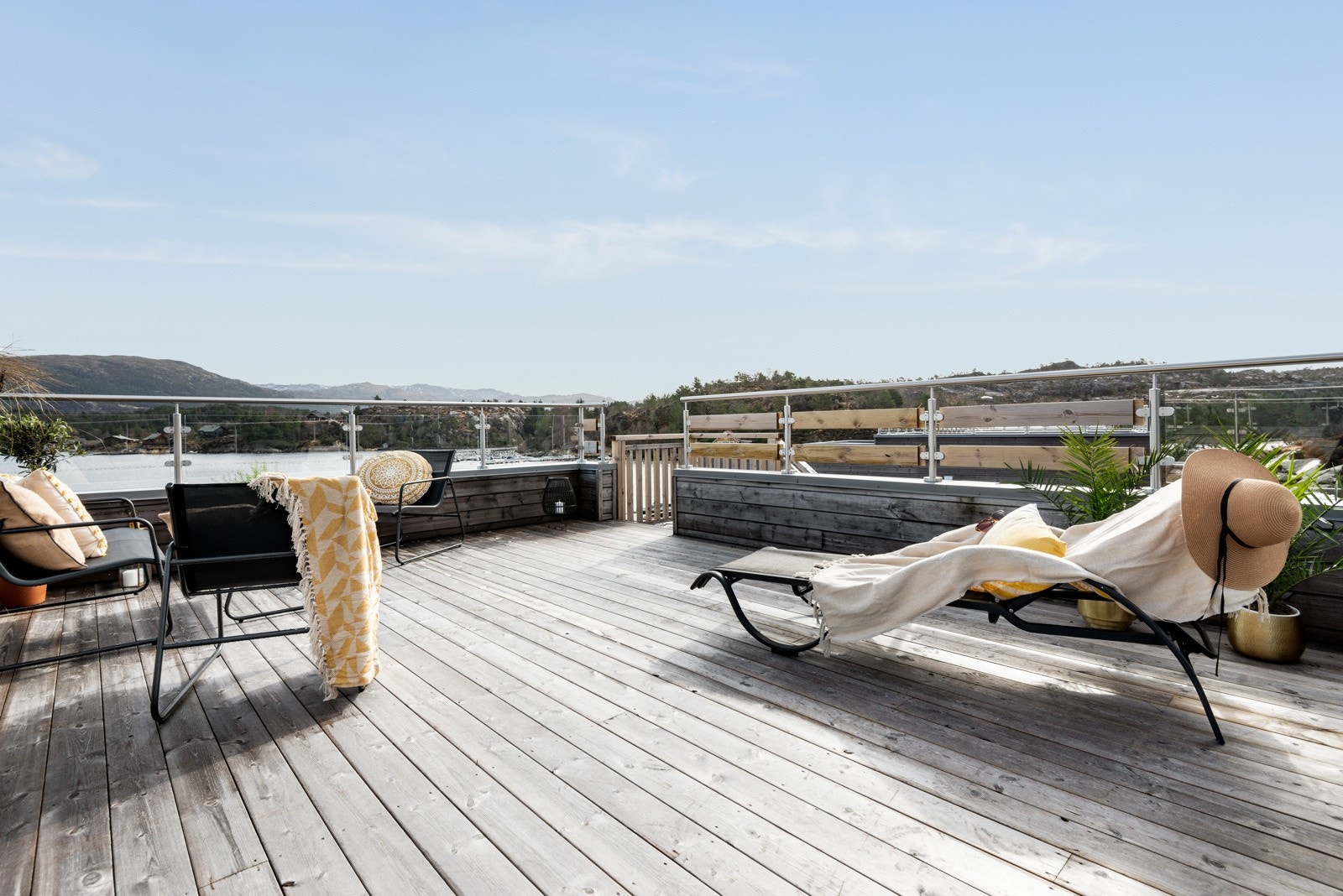 Her kan ein nyte sommardagane. Bilete frå Strandhus 2 Galleribilde