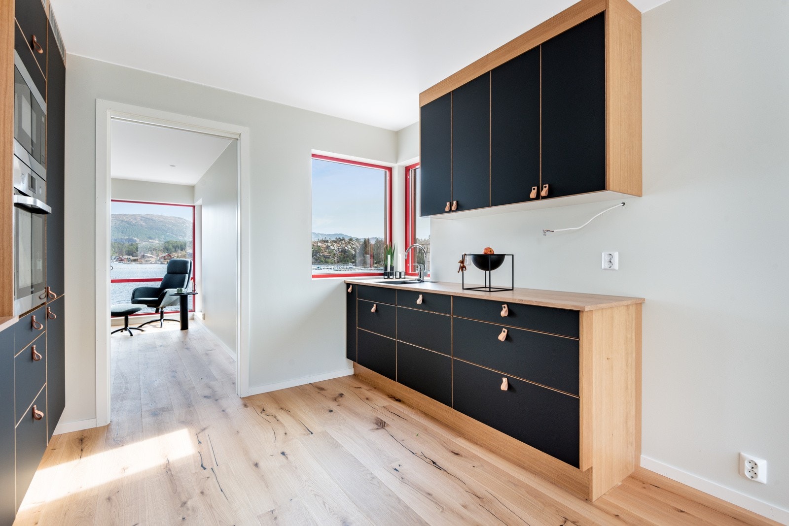 Det er god skap- og benkeplass, samt integrerte kvitevarer. Bilete frå Strandhus 2 Galleribilde