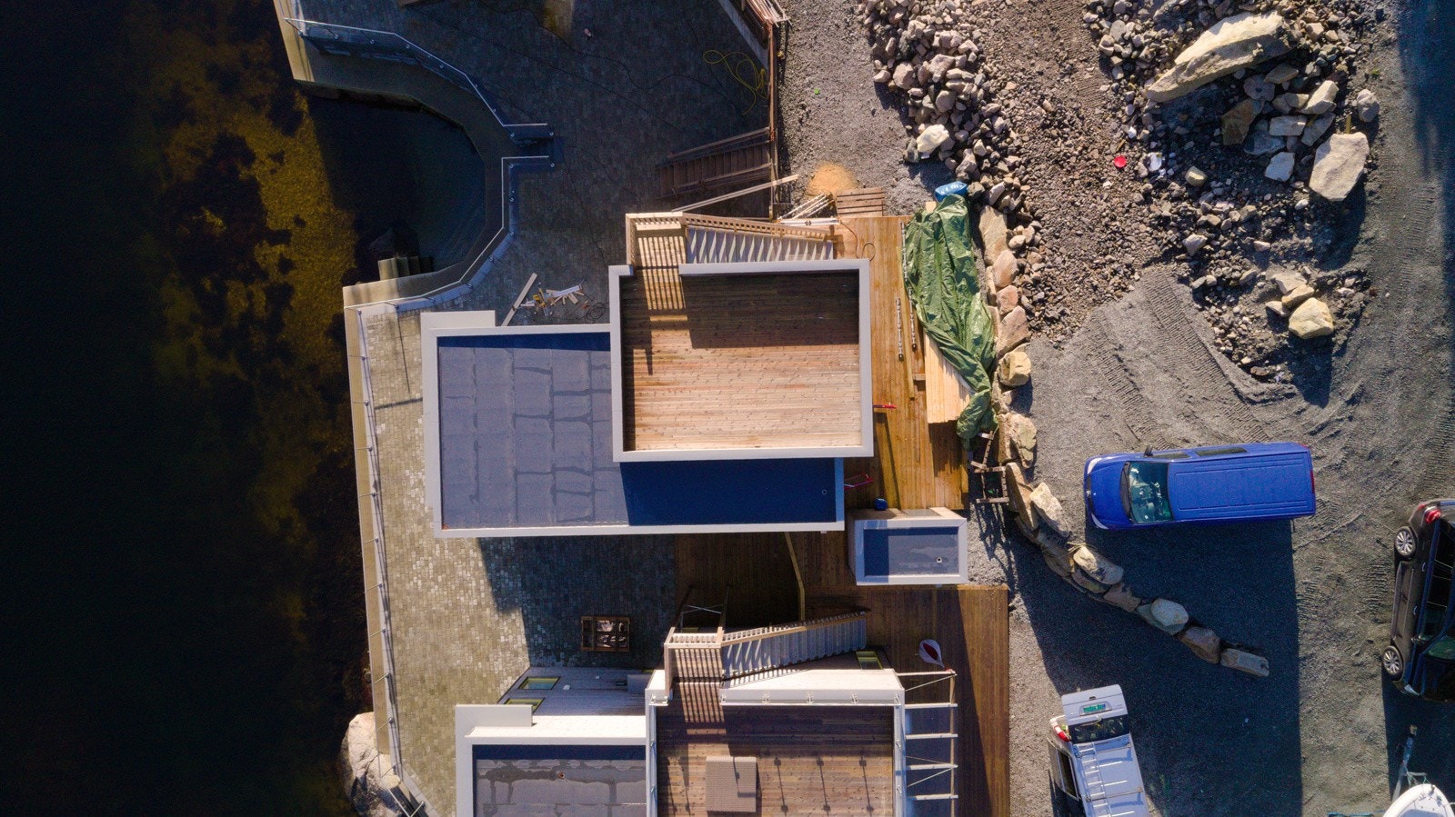 Dronebilete, bilete frå byggeperiode. Mellom strandhus 2 og 3 er det fint tillaga med badeplass Galleribilde