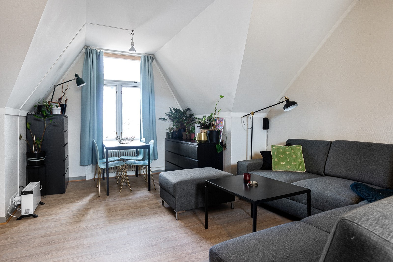 Det er en hybel og et innredet atelier på loft. Begge leies ut av dagens eiere. Galleribilde