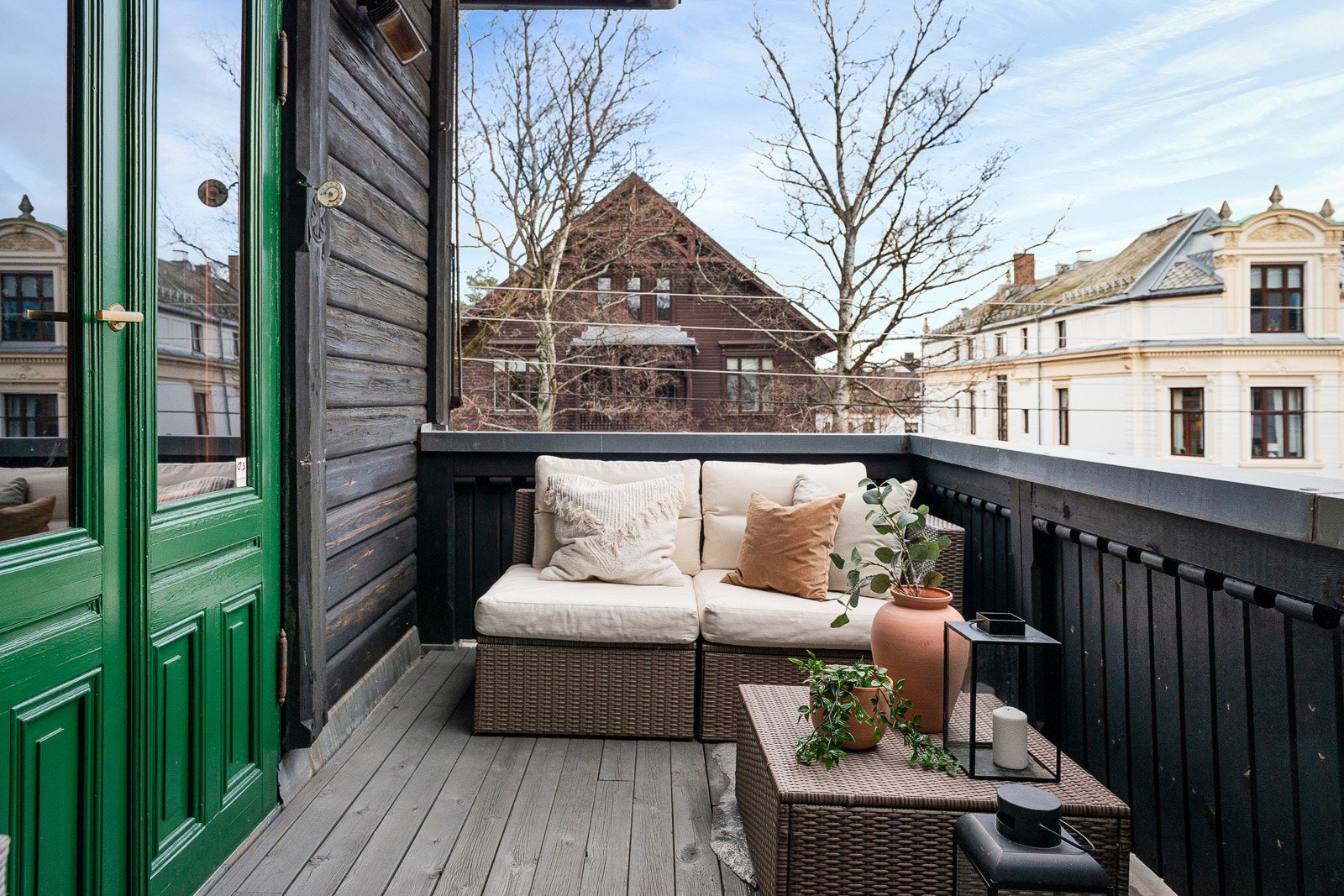 Sydvendt veranda med utgang fra hjørnestuen. Galleribilde