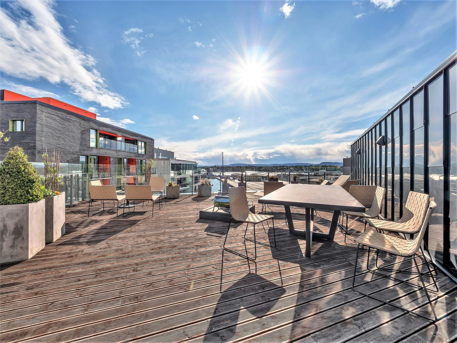 Felles takterrasse med meget gode solforhold. Galleribilde