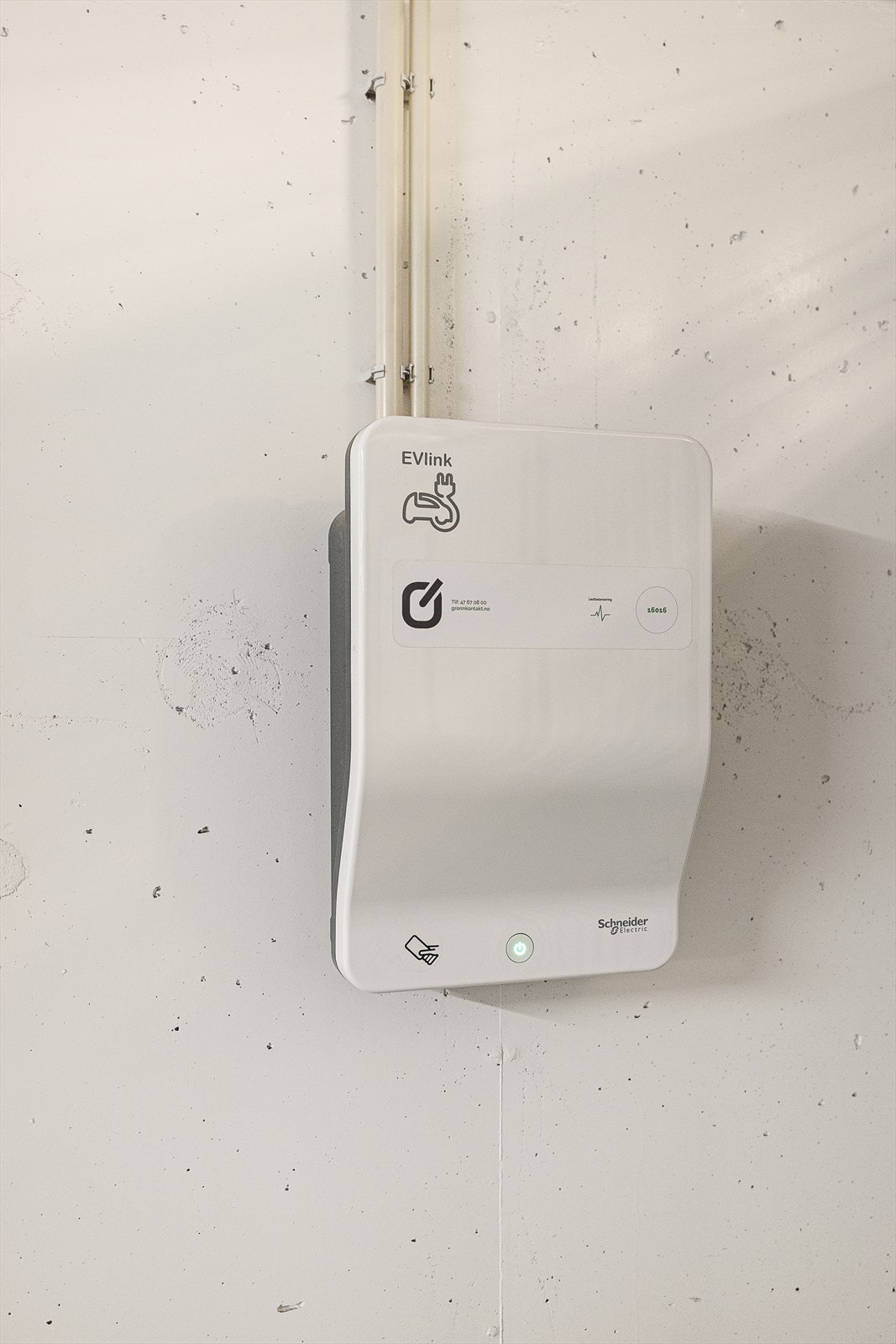 Det er montert lader på parkeringsplassen. Galleribilde