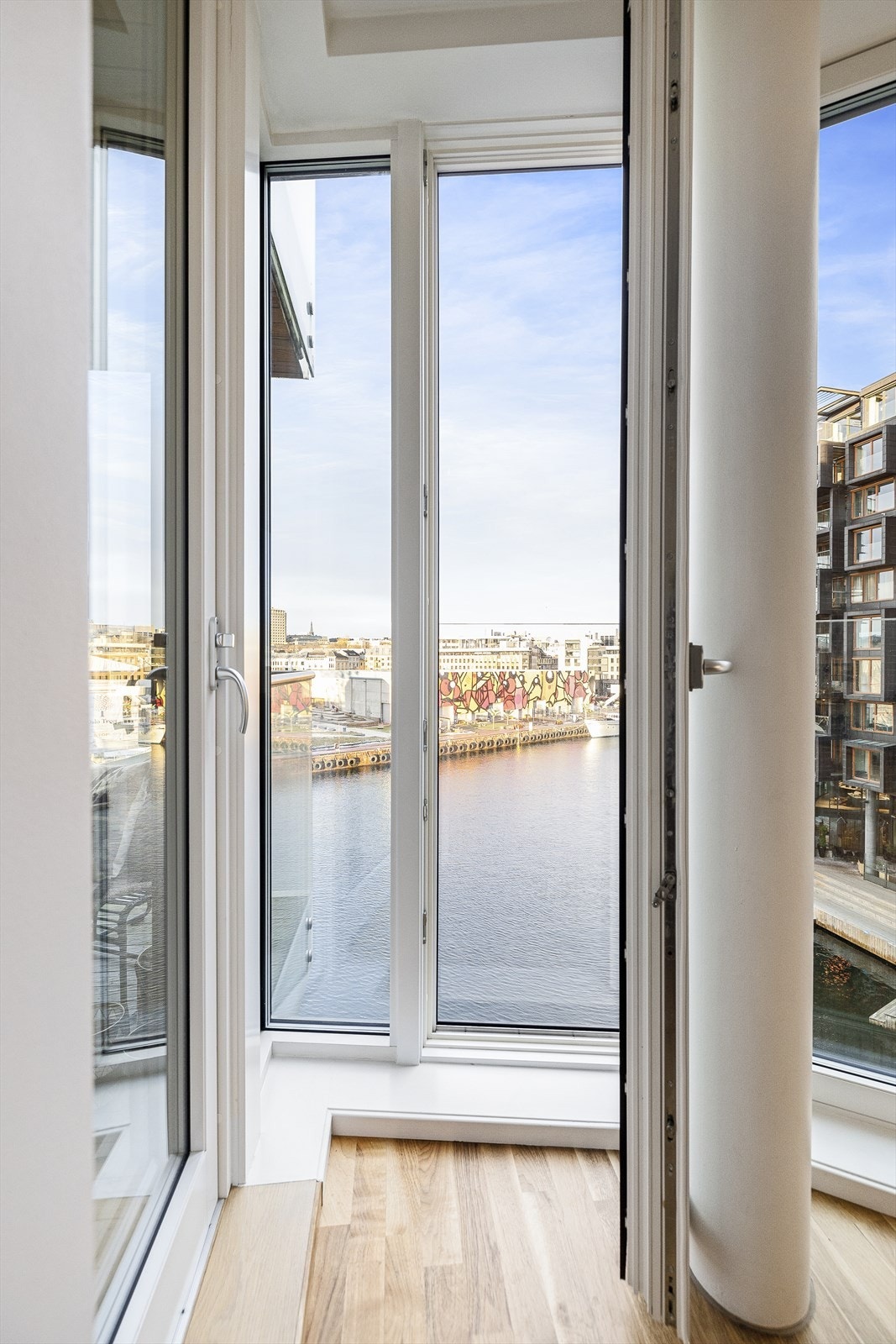 Gjennomgående store vindusflater i hele leiligheten. Galleribilde