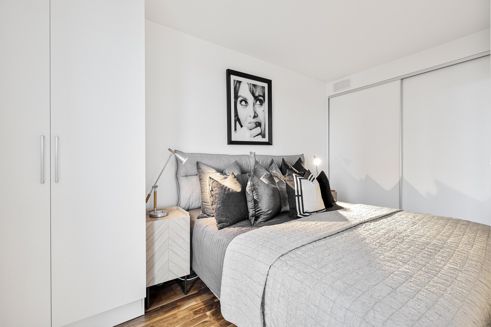 Det er meget godt med skapplass på soverommet. Galleribilde