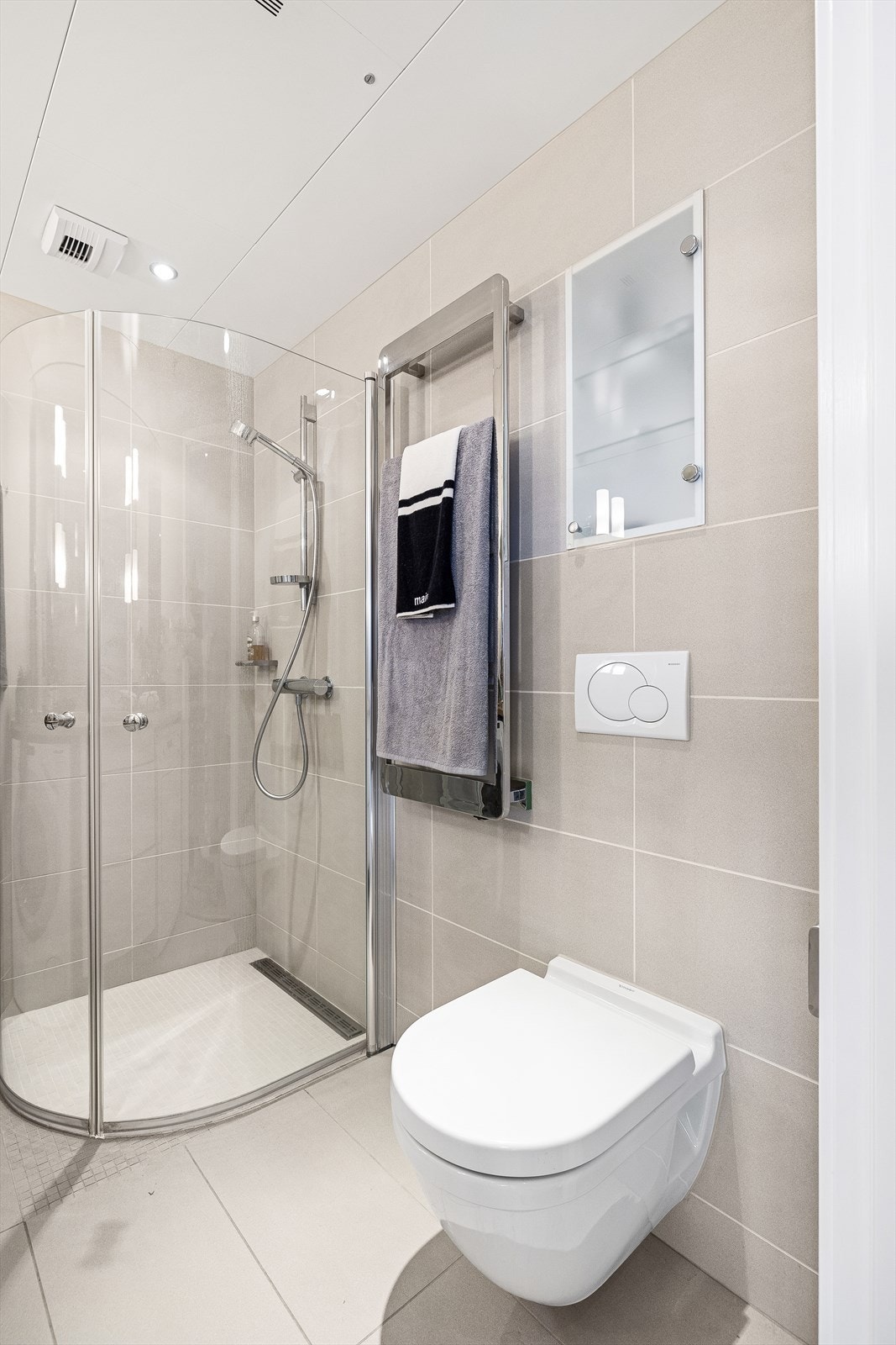 Praktisk skal ti oppbevaring over toalettet. Galleribilde