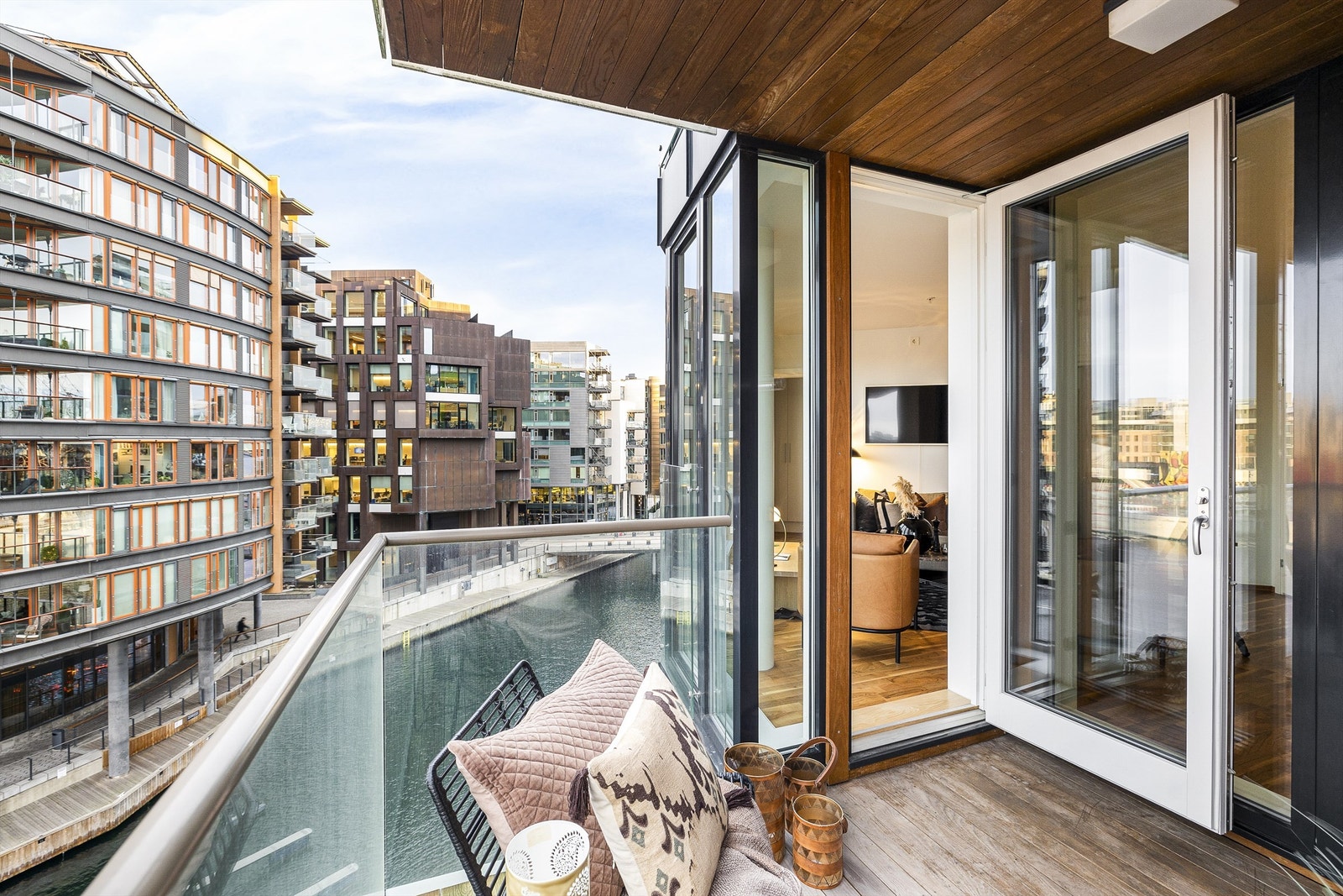 Fra balkongen er det utsikt mot kanalen. Galleribilde