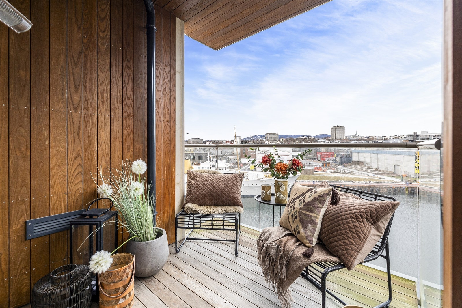 Hyggelig balkong med varmelampe. Galleribilde