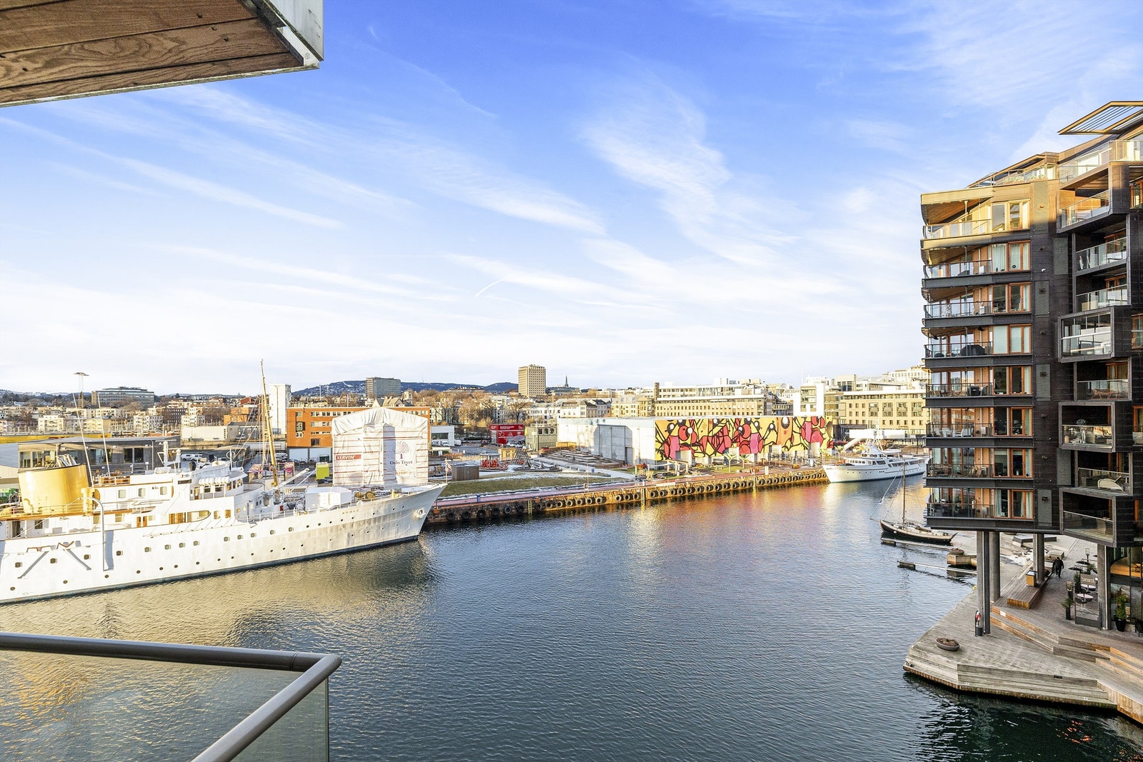 Utsikt fra stuen mot Holmenkollen. Galleribilde