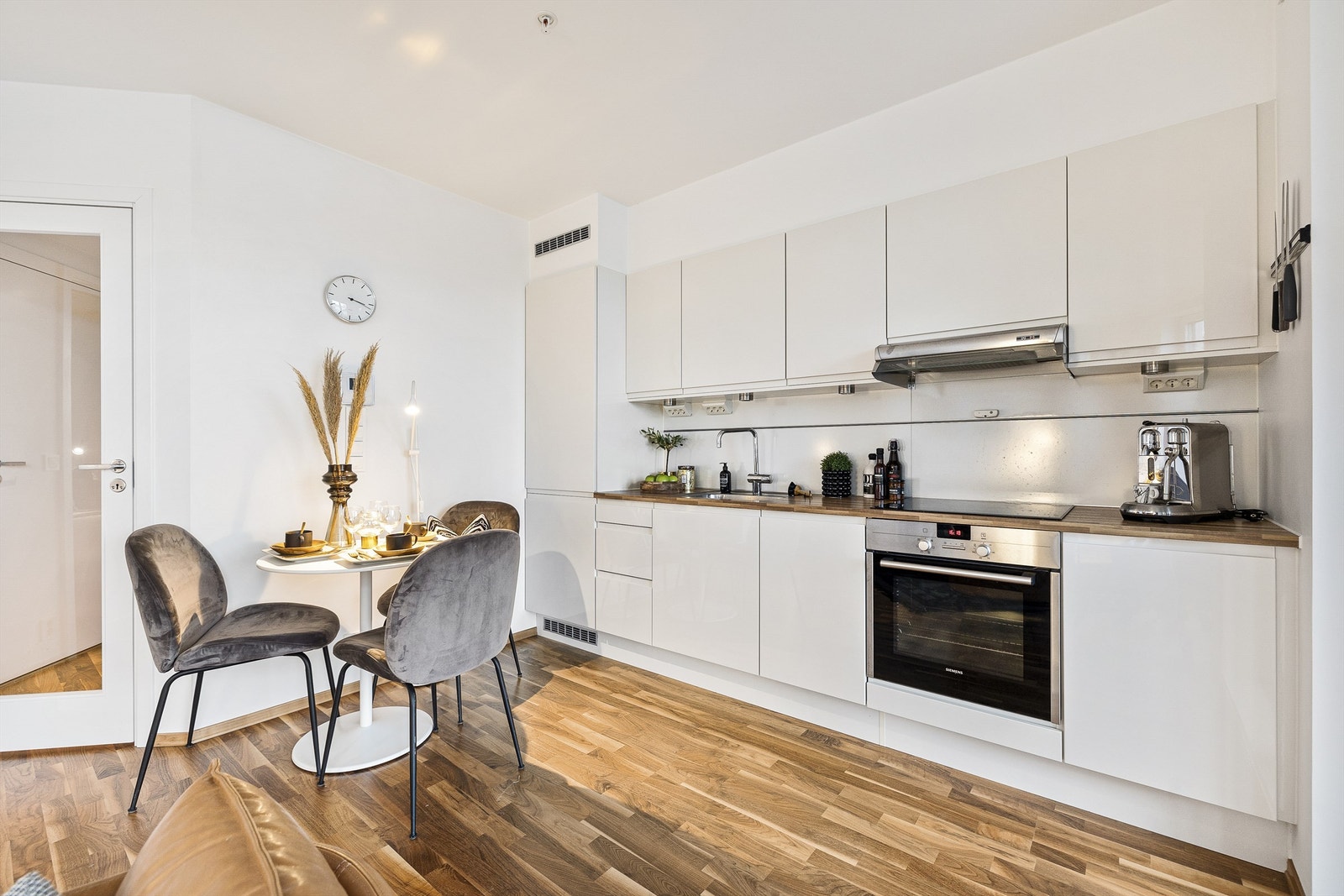 Stilrent kjøkken med heltre benkeplate. Galleribilde