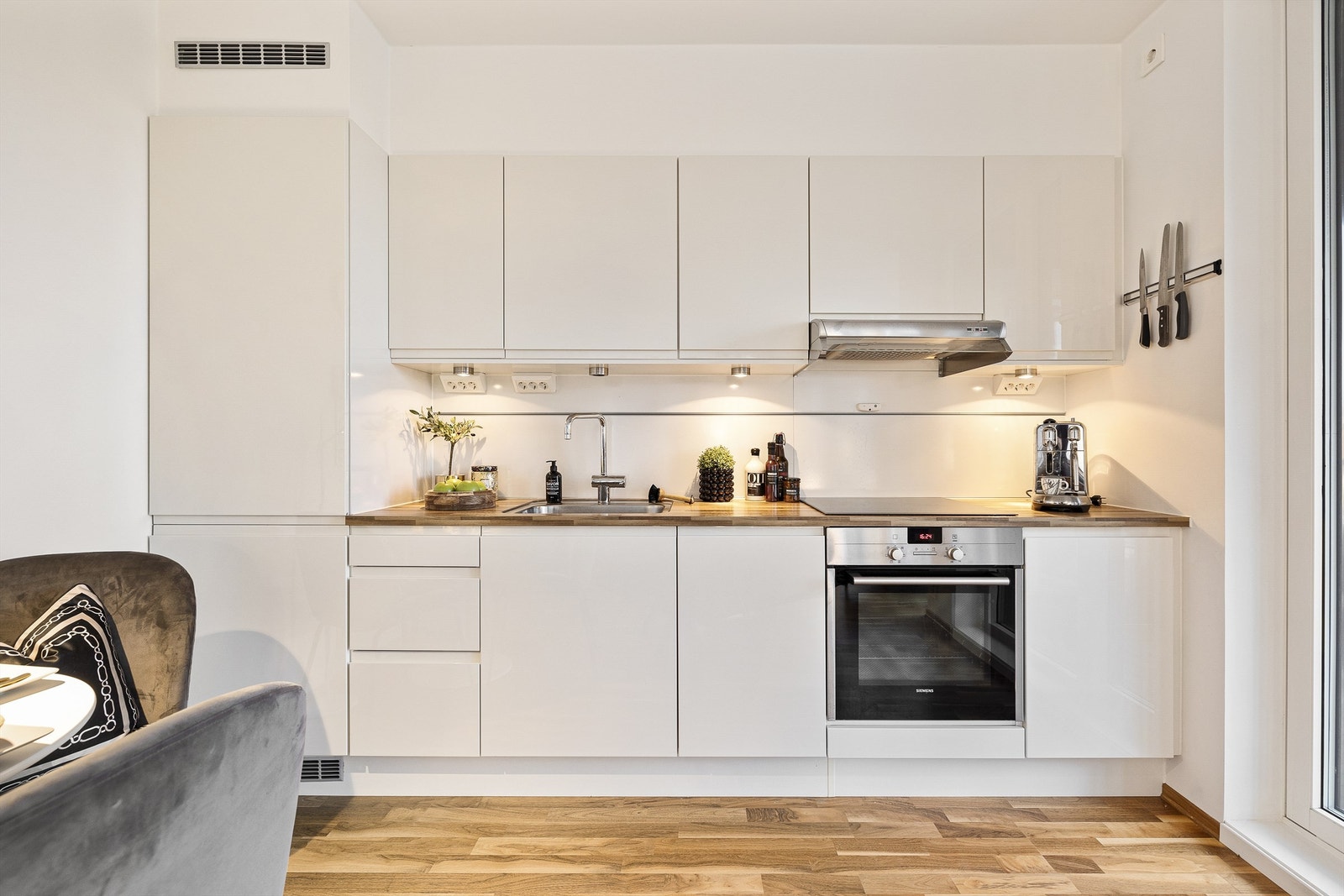 Kjøkkenet er i åpen løsning mot stuen. Galleribilde