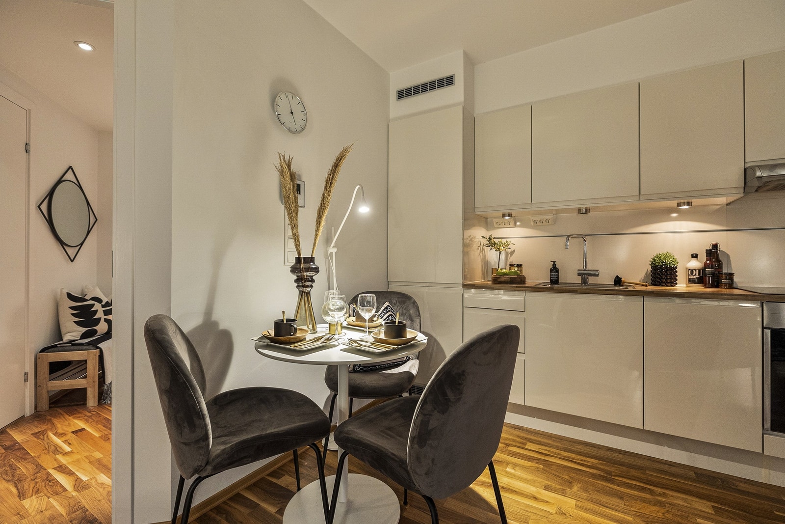 Kveldsbilde kjøkken med spiseplass. Galleribilde