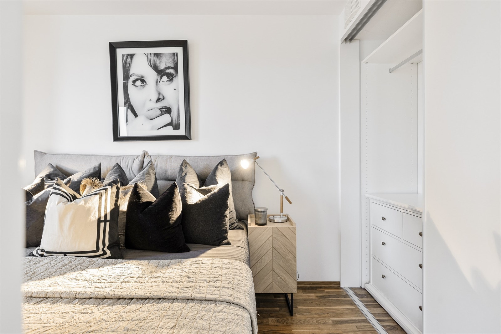 Hyggelig soverom med stor skyvedørsgarderobe. Galleribilde