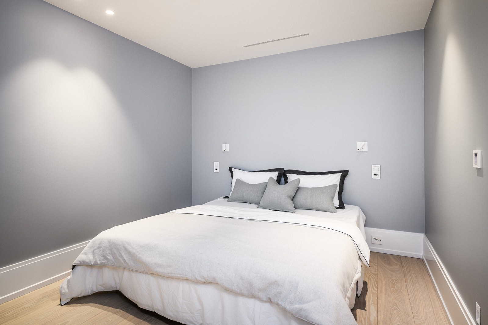 Flott soverom nr. 2. med walk-in closet og baderom. Galleribilde