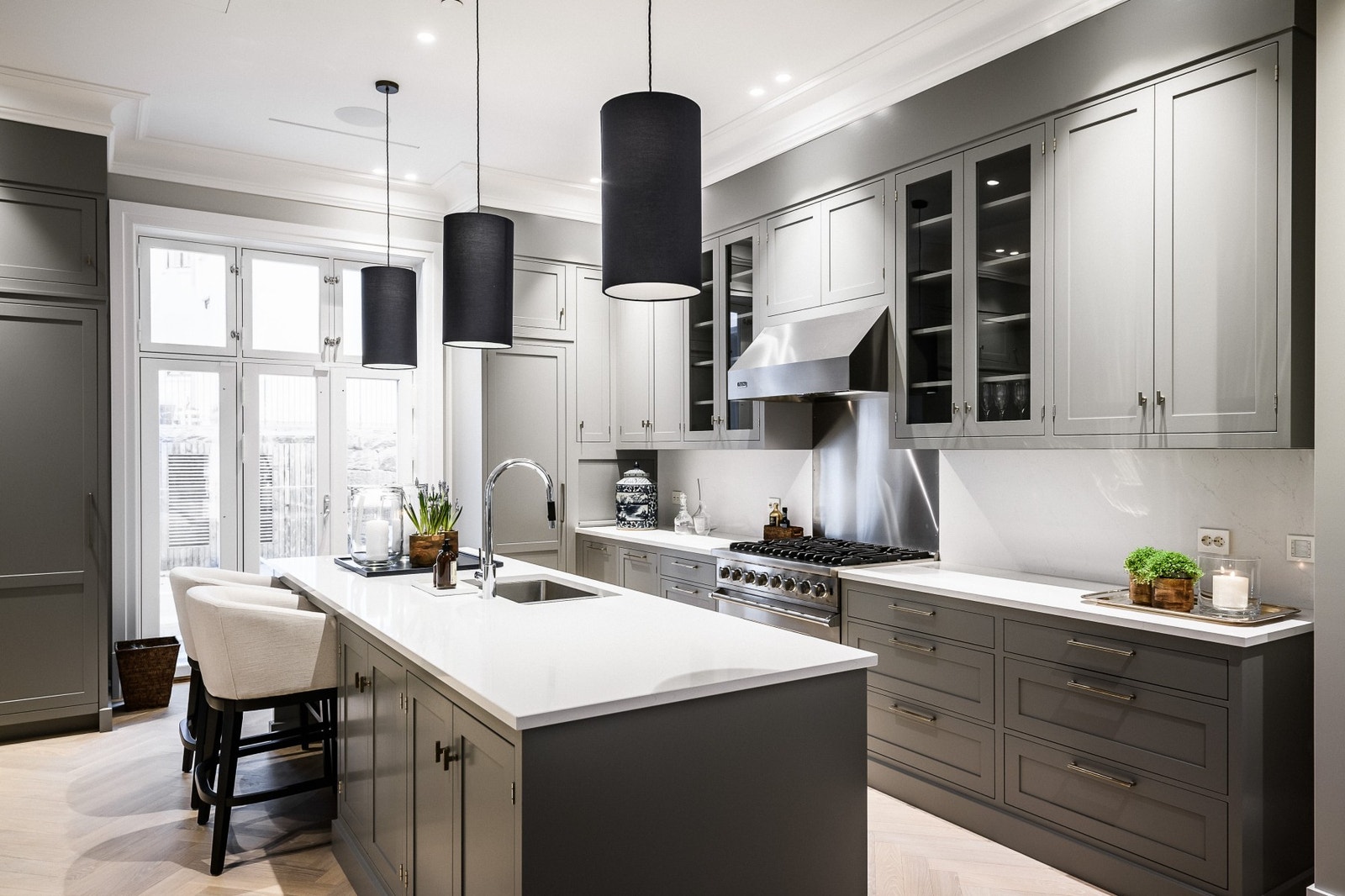 Ny kjøkkeninnredning fra Kvänum med hvitevarer fra Viking, Gaggenau og Miele. Galleribilde