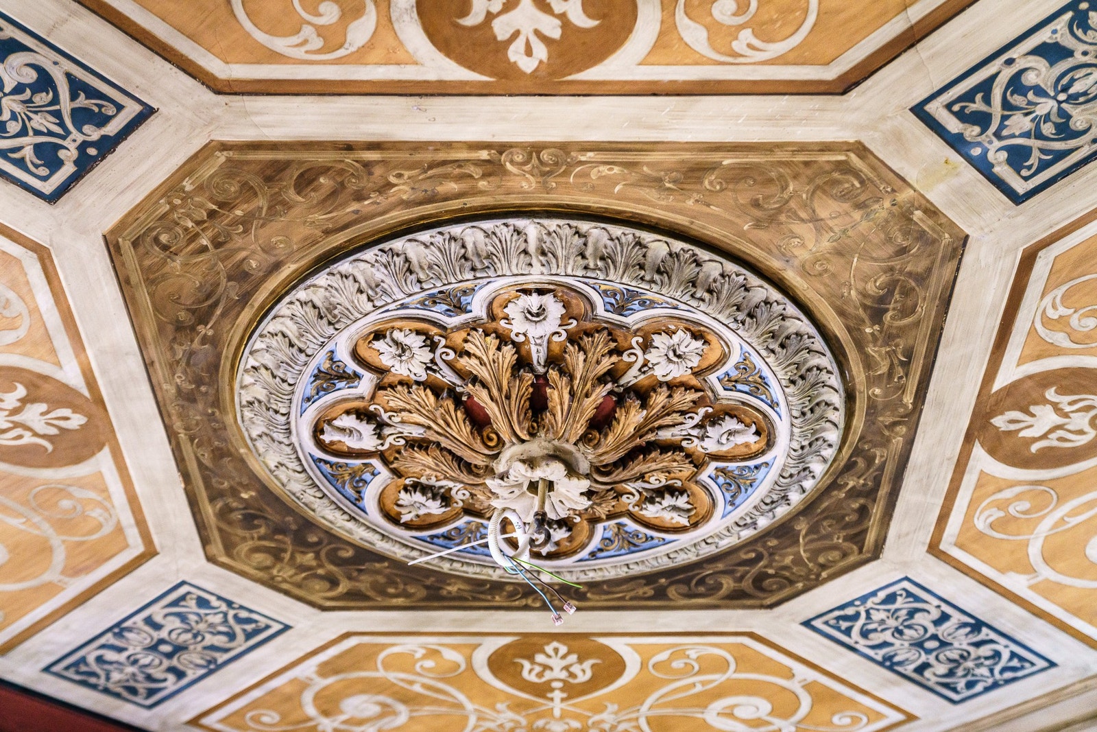 Originalt himlingsmaleri med vakre detaljer. Galleribilde