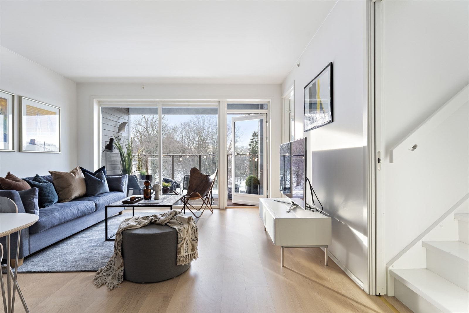 De store vinduene gir rikelig med naturlig lys Galleribilde