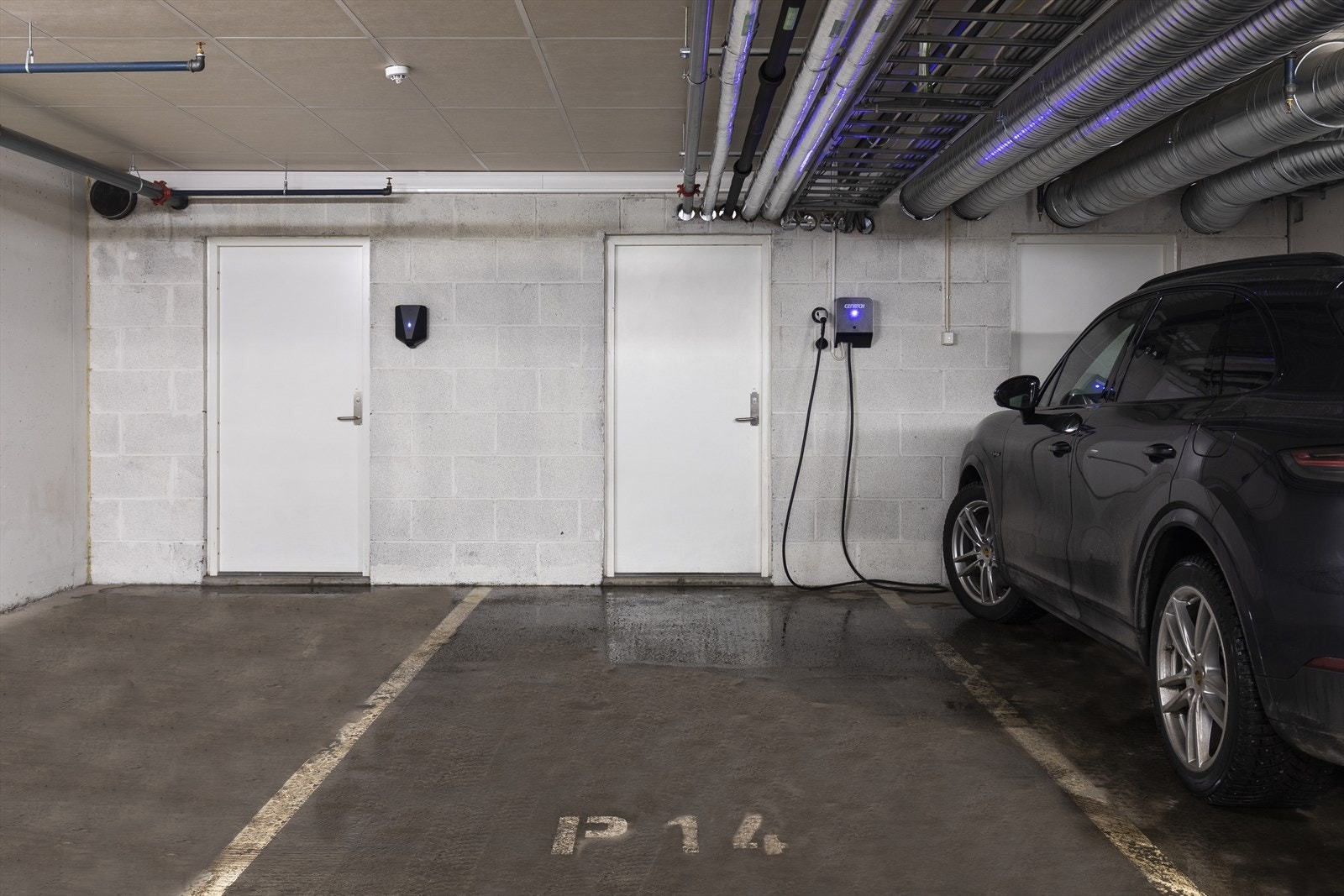 Leiligheten har egen garasjeplass i kjeller med el-bil lader. Stor bod (ca 8 kvm) i bakkant. Heisadkomst ned til garasje Galleribilde