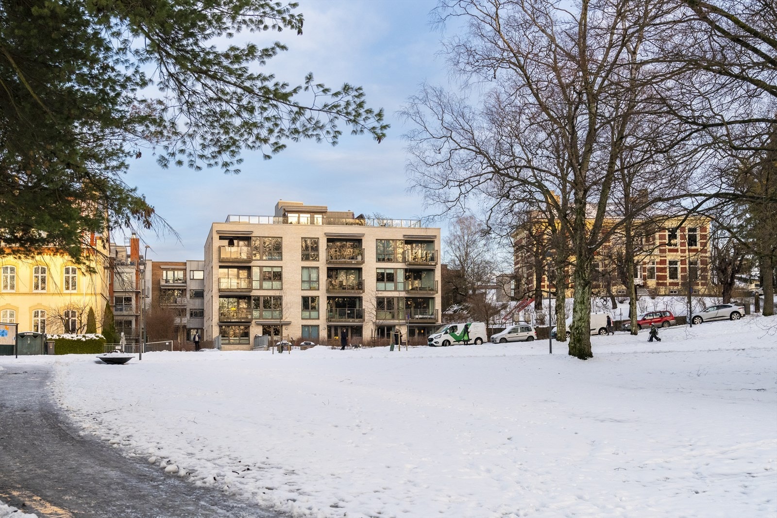 Bygget grenser mot den idylliske parken på St. hanshaugen Galleribilde