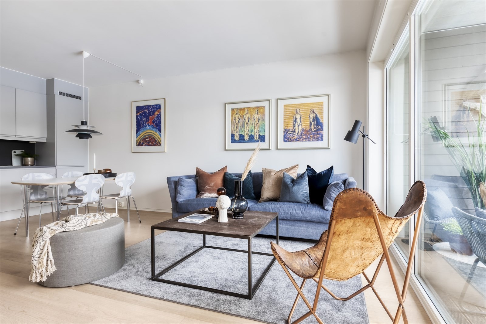 Stuen har god plass til både sofagruppe og spisebord Galleribilde