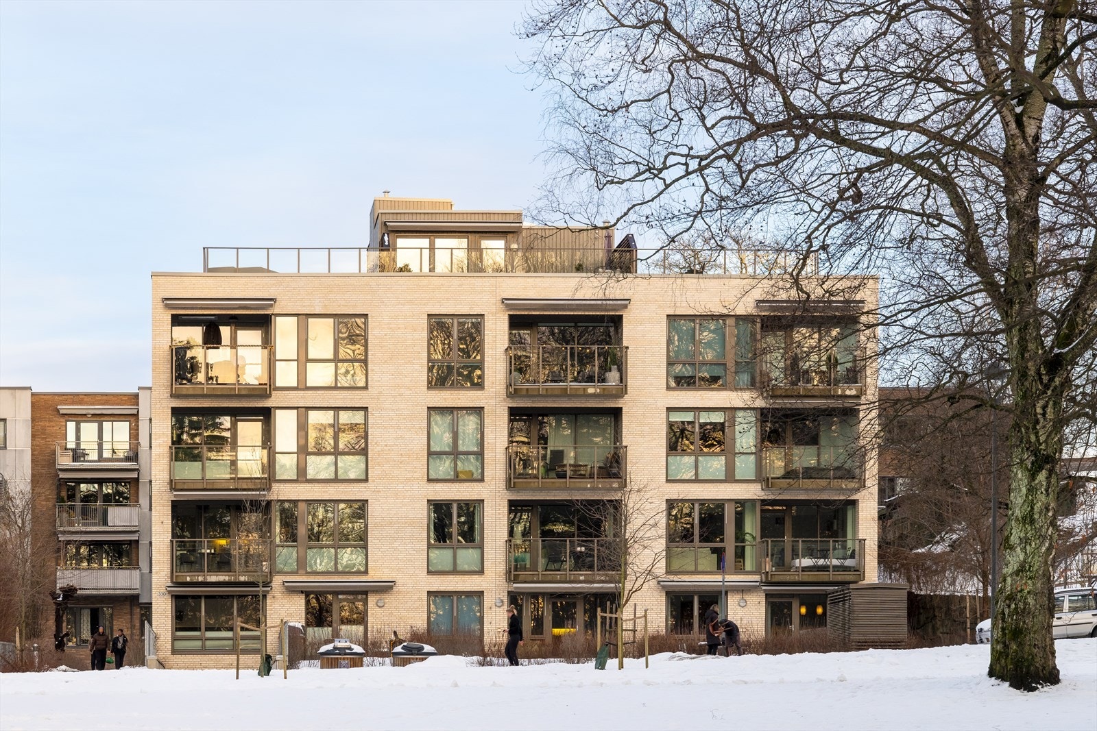 Moderne fasade og arkitektur. Eiendommen grenser mot parken Galleribilde