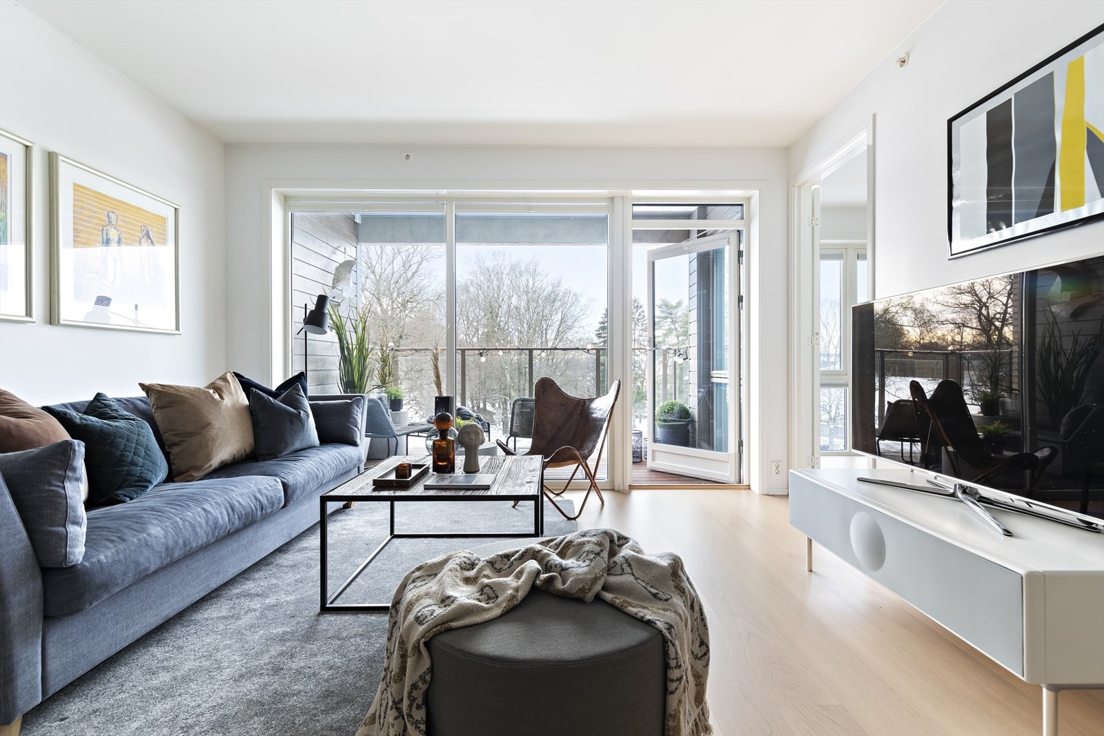 Fra stuen er det utgang til leilighetens solrike balkong Galleribilde