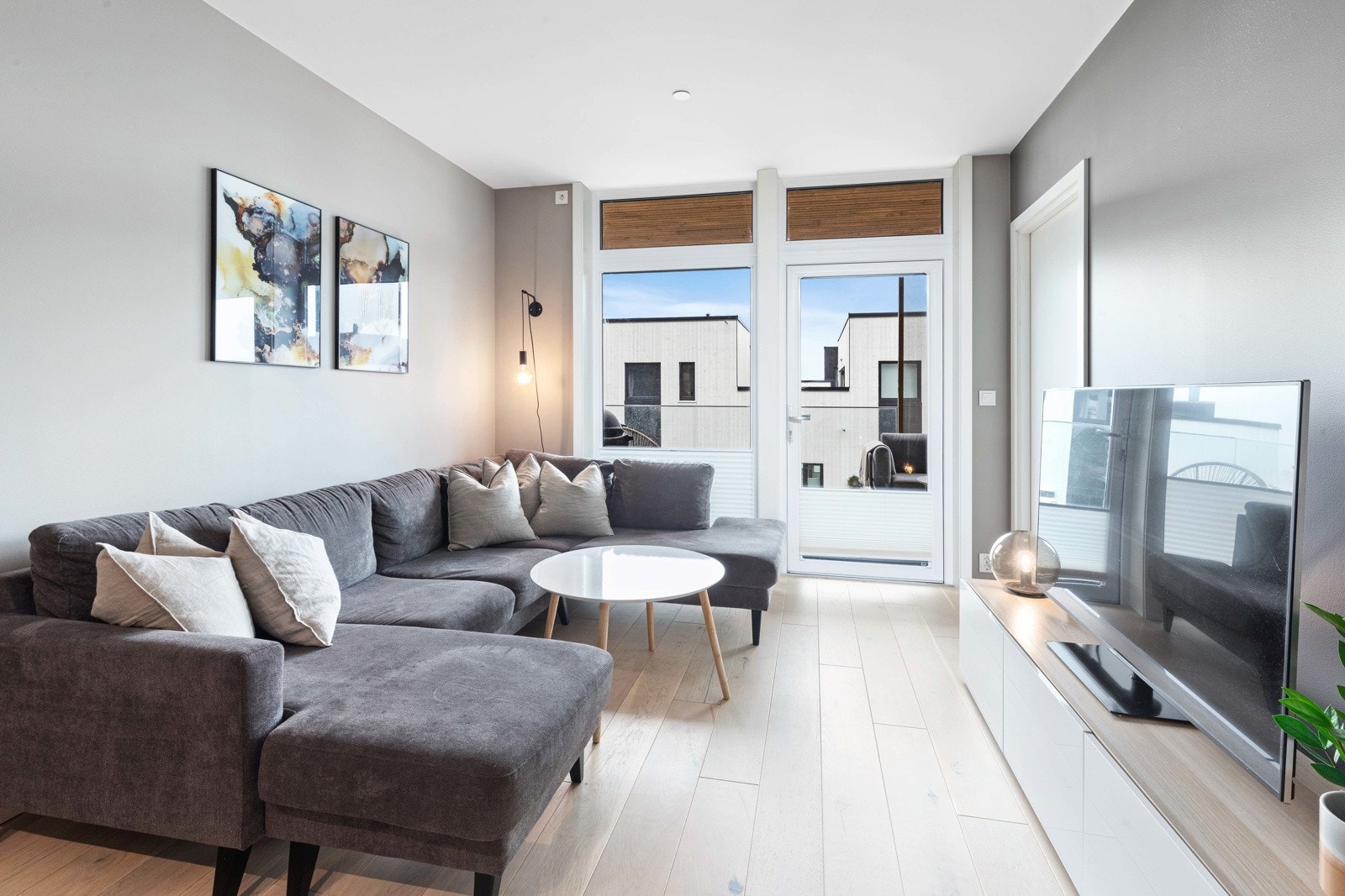 Utgang til balkong fra stue Galleribilde