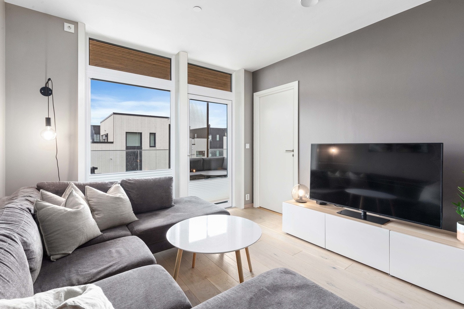 Stue mot soverom og balkong Galleribilde