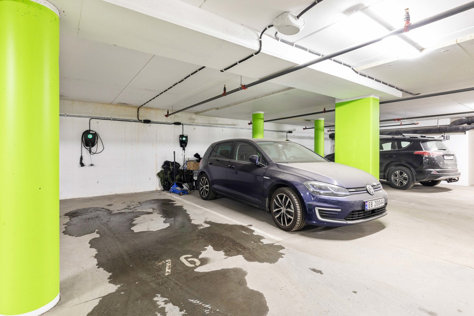 Parkering i garasjekjeller med tilhørende El-ladere Galleribilde