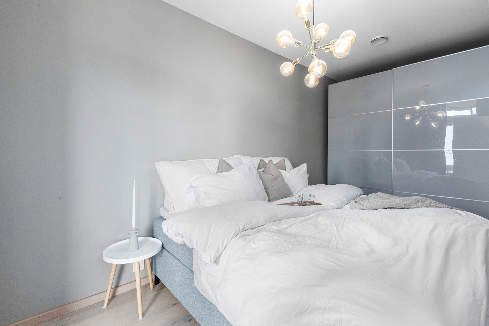 Romslig soverom med plass til seng og klesskap. (Medfølger salget). Galleribilde