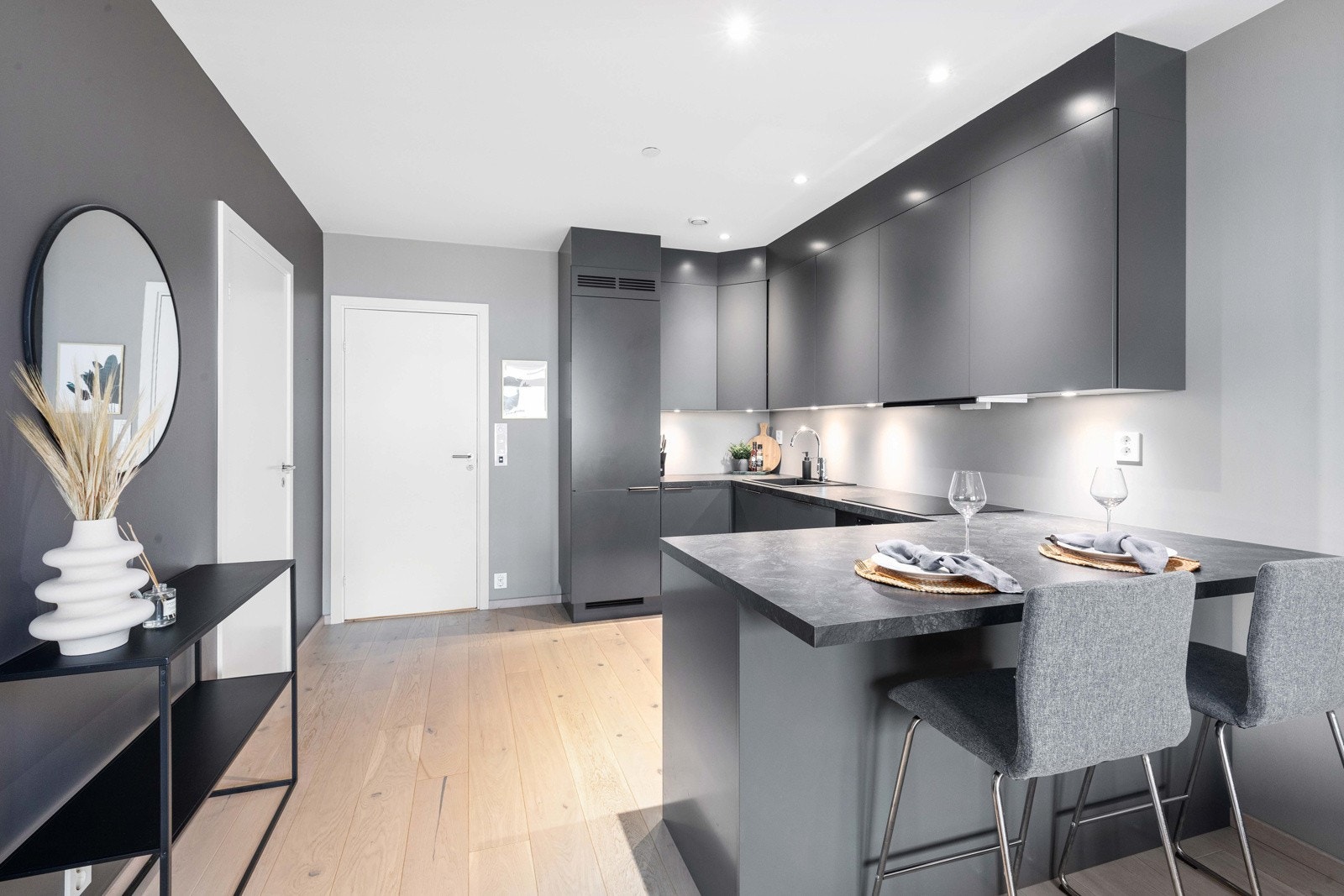 Moderne kjøkken med grå overflater samt laminat benkeplate Galleribilde