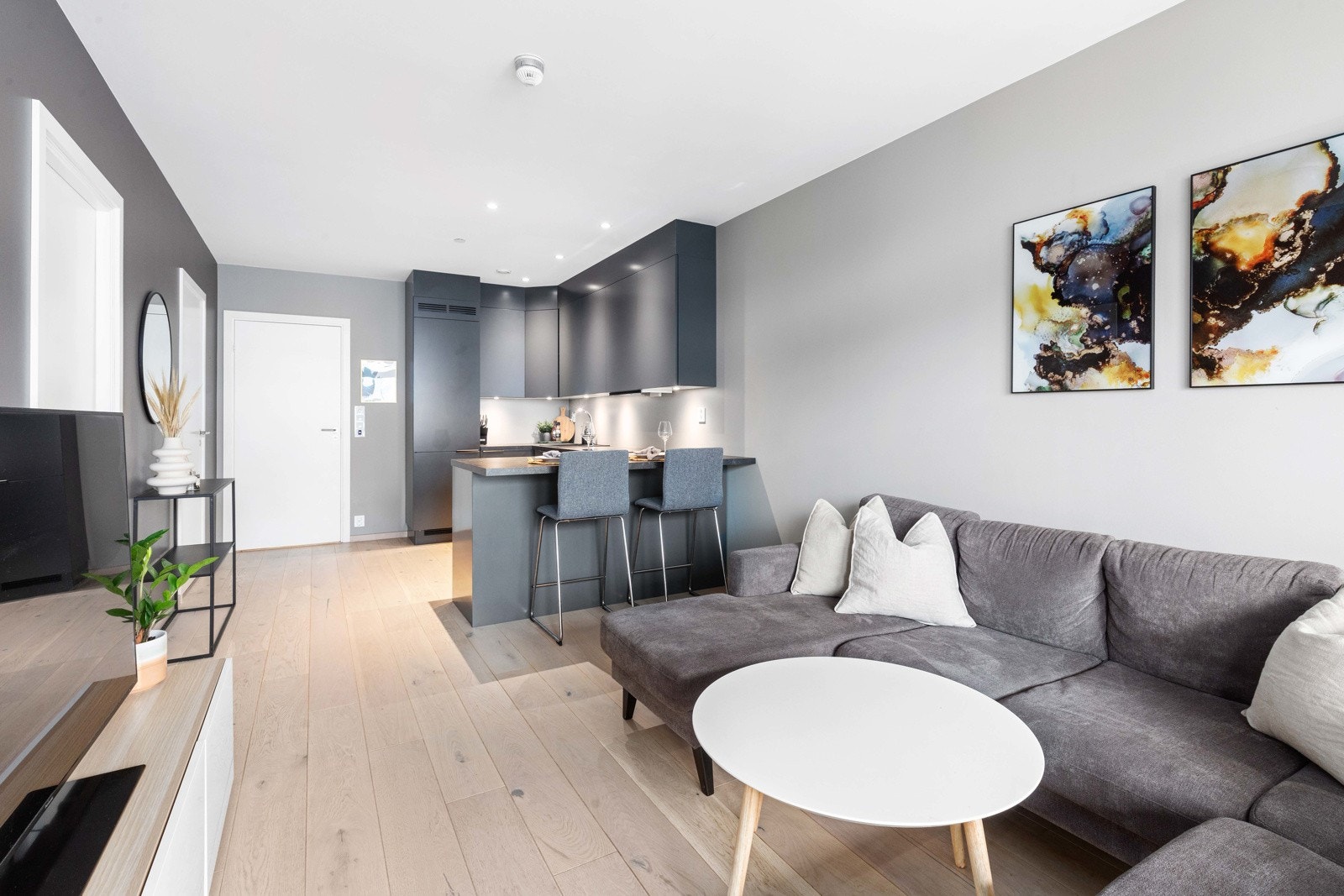 Koselig og åpen stue mot kjøkken Galleribilde