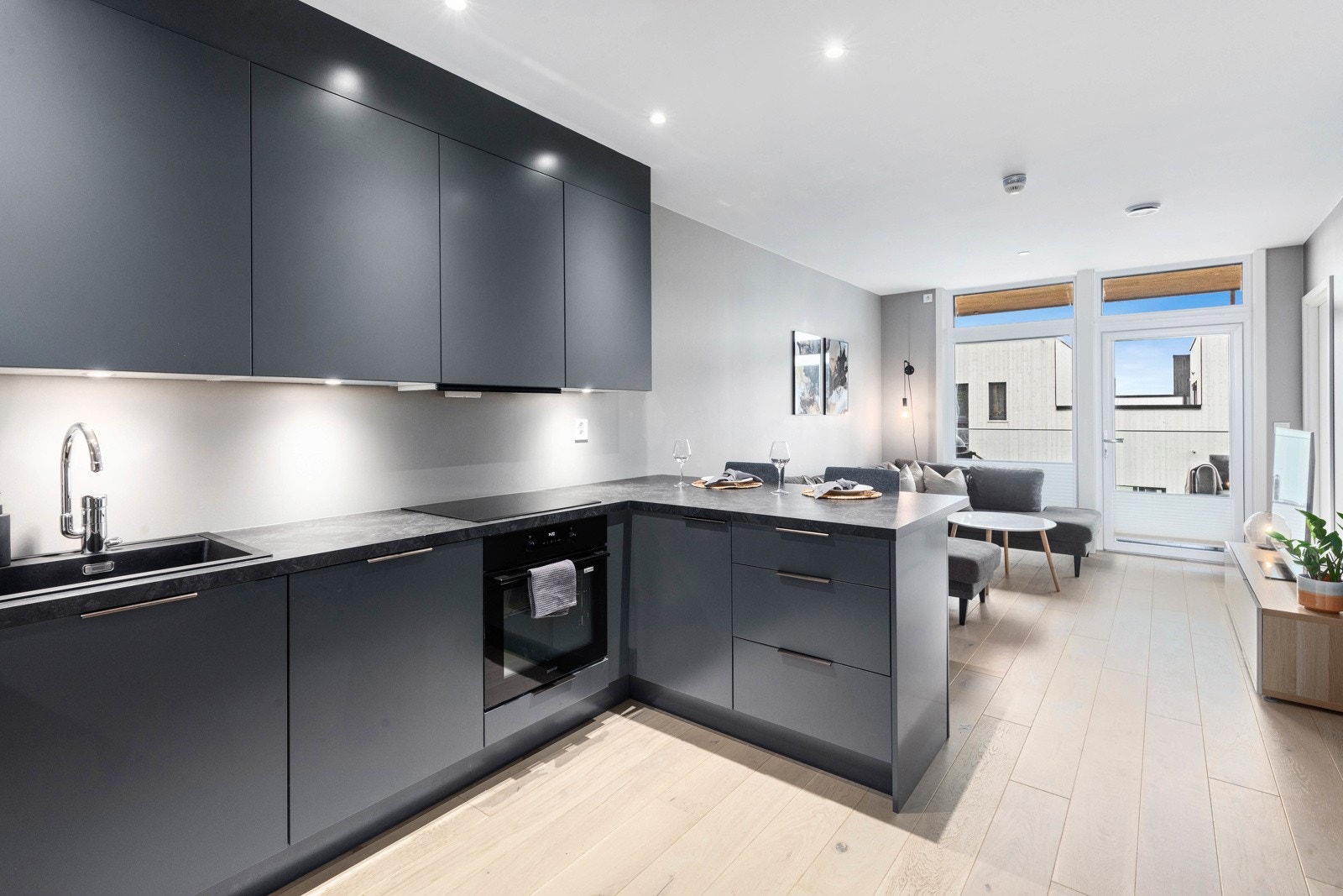 Integrerte hvitevarer som ovn, platetopp, ventilator, oppvaskmaskin og kjøleskap frys Galleribilde