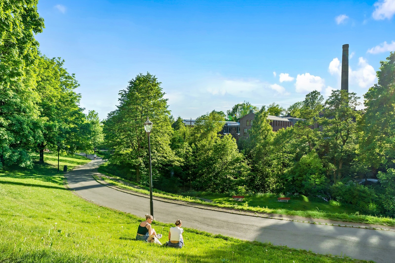 Gangveiene langs Akerselva strekker seg forbi borettslaget - Oppover mot Nydalen og Maridalen, og nedover mot Grünerløkka og sentrum. Galleribilde