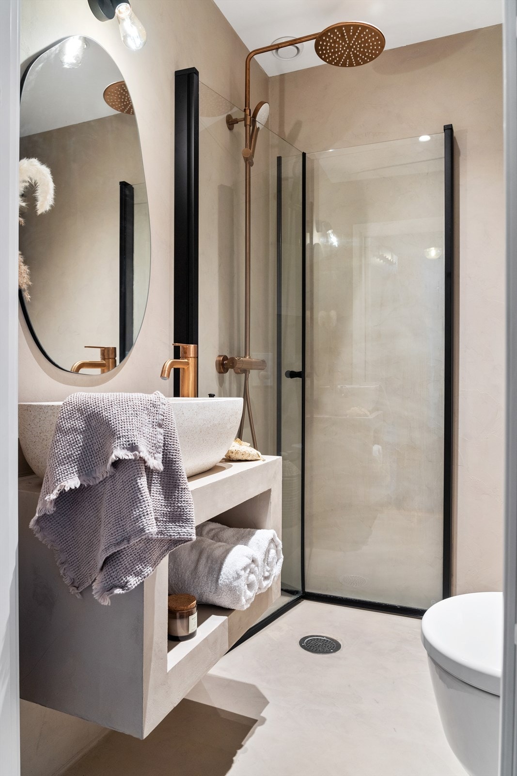 Delikat bad med gulvvarme og opplegg til vaskemaskin. I likhet med øvrige rom ble også badet totalrenovert i 2021. Galleribilde