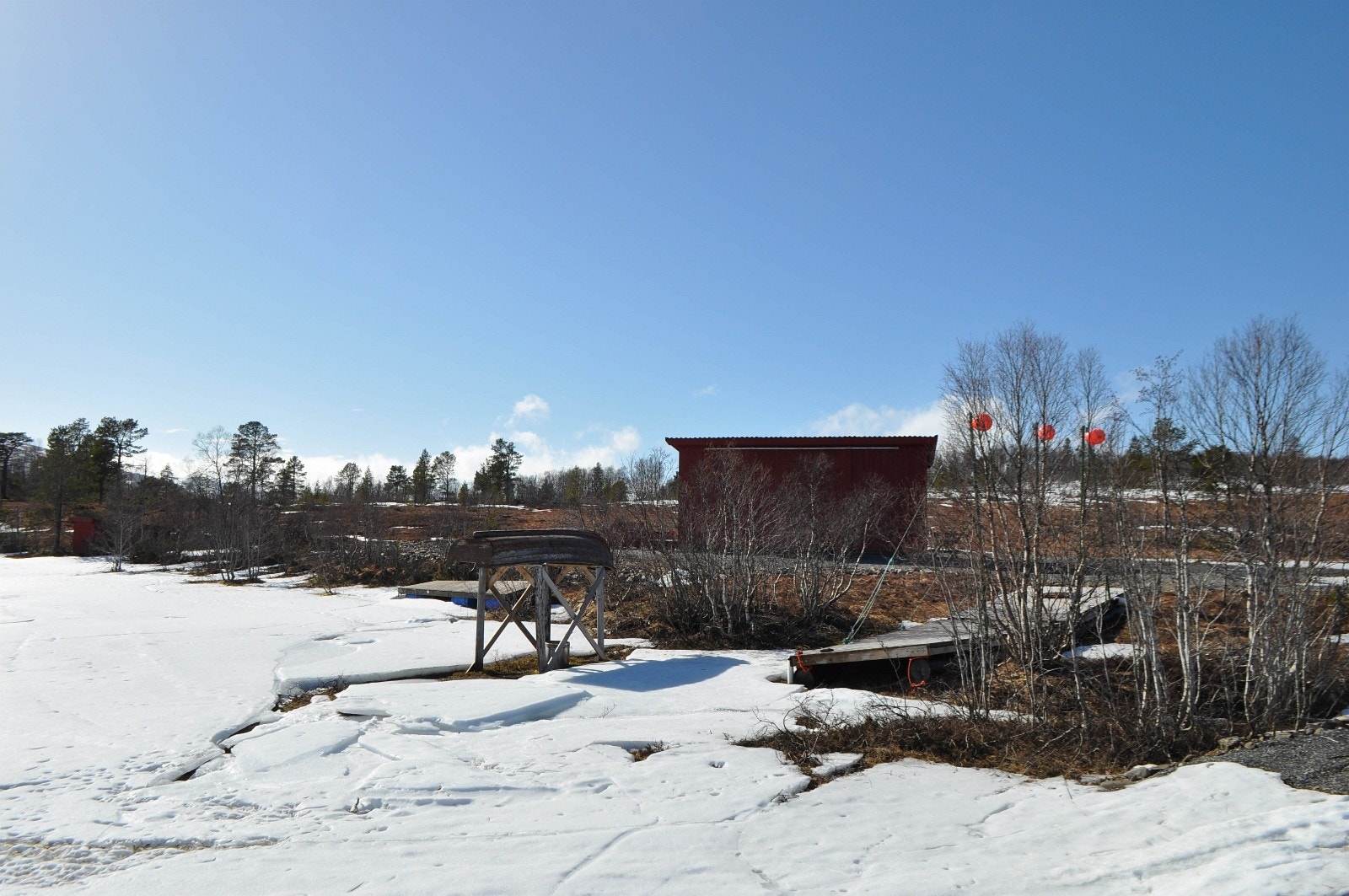 Båten kan lagres under tak tett ved flytebrygga vinters tid Galleribilde