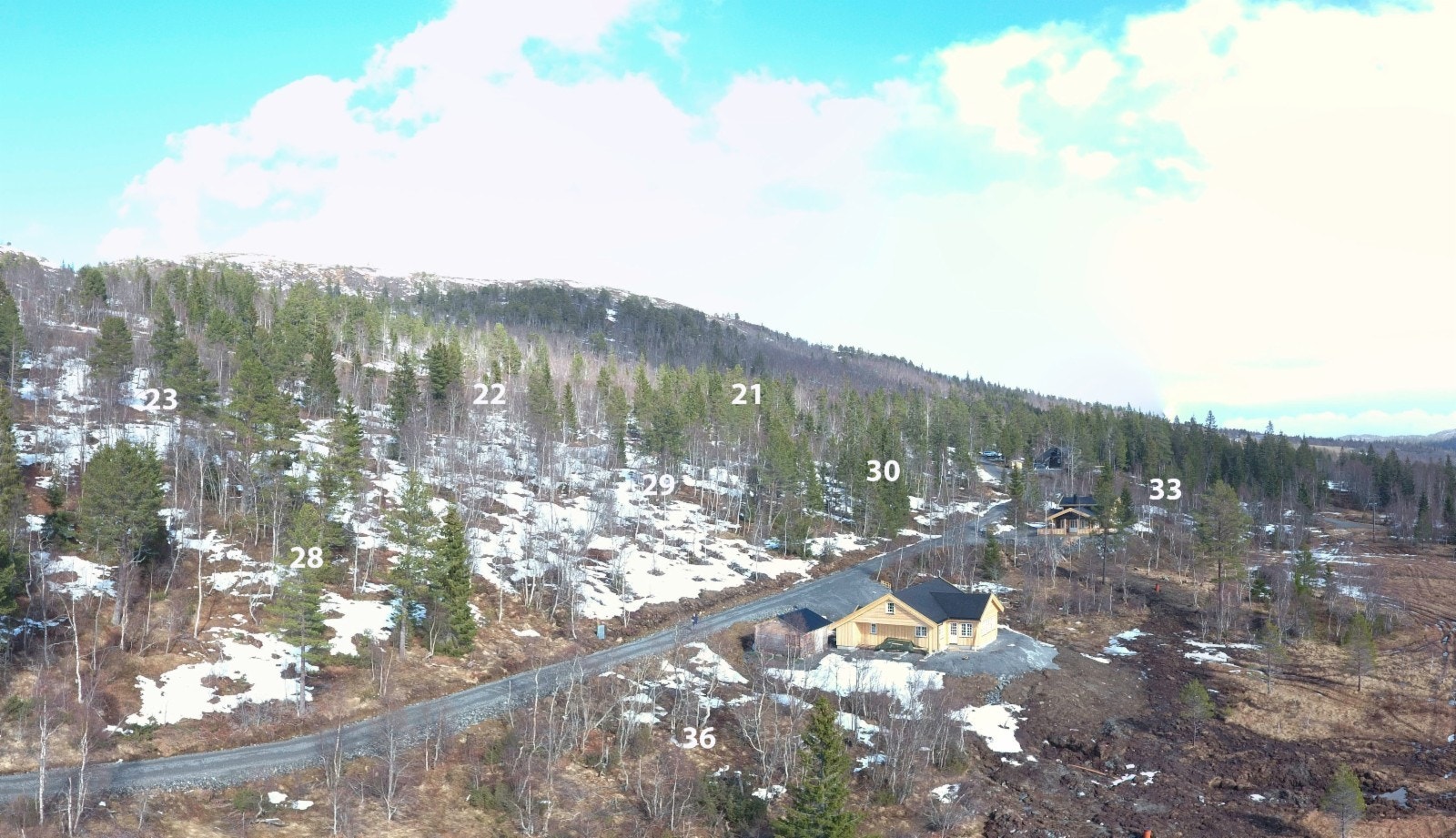 Utsikt mot nord, nord-øst opp mot de øverst plasserte tomtene i Ellingsgården hyttegrend Galleribilde