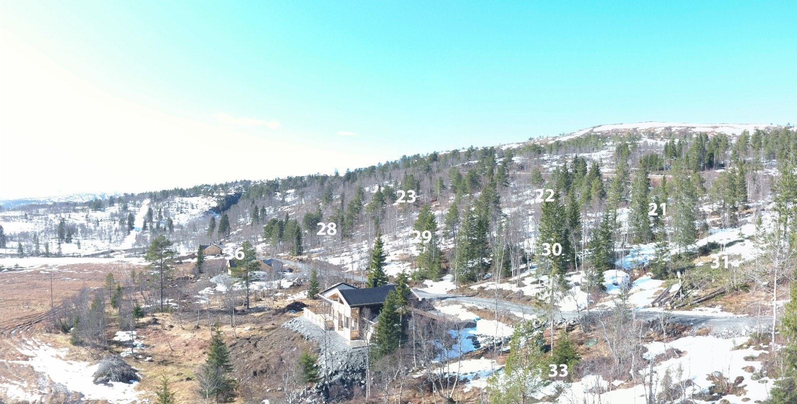 Fortsatt utsikt mot vest bebygde tomt 34 (nærmest) og tomtene på høyde i skråning bak. Galleribilde