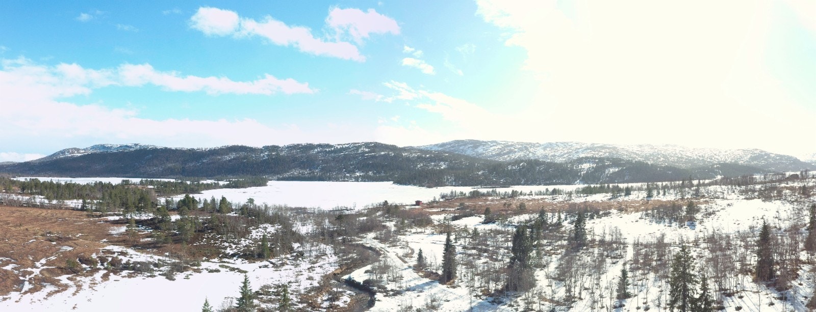 Tomtene byr på panoramautsikt mot sør, flott natur og Søvatnet Galleribilde