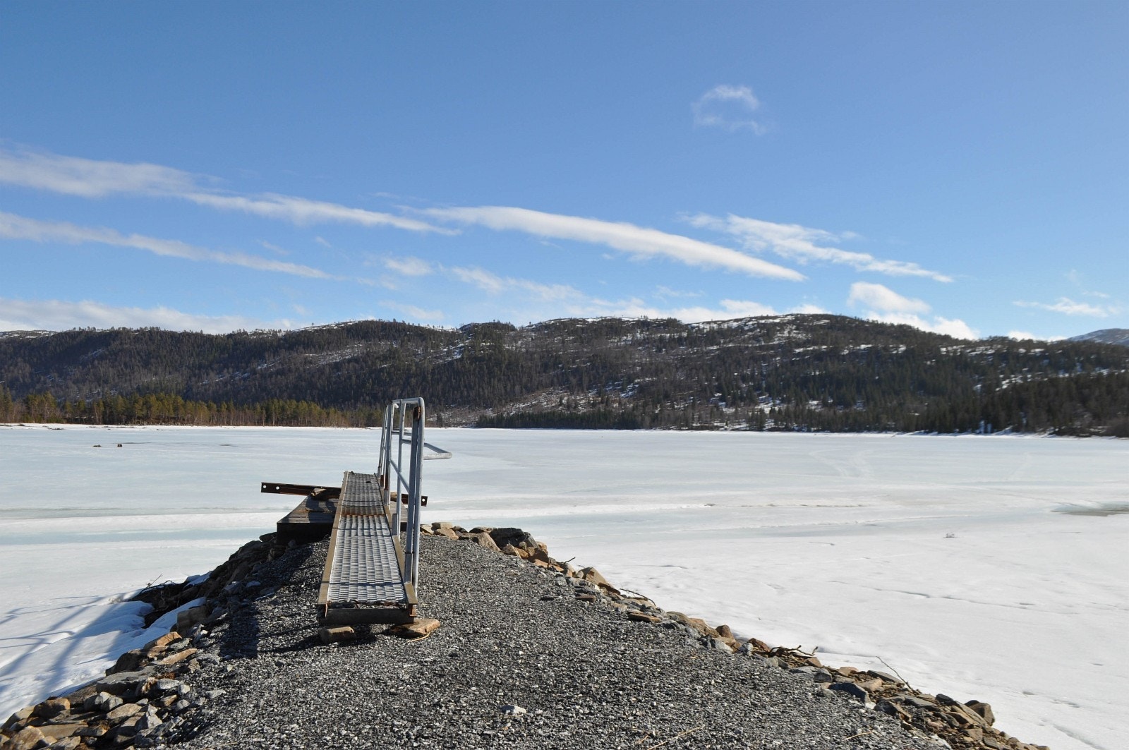 På sommers tid legges flytebrygga ut på Søvatnet med muligheter for leie av båtplass Galleribilde
