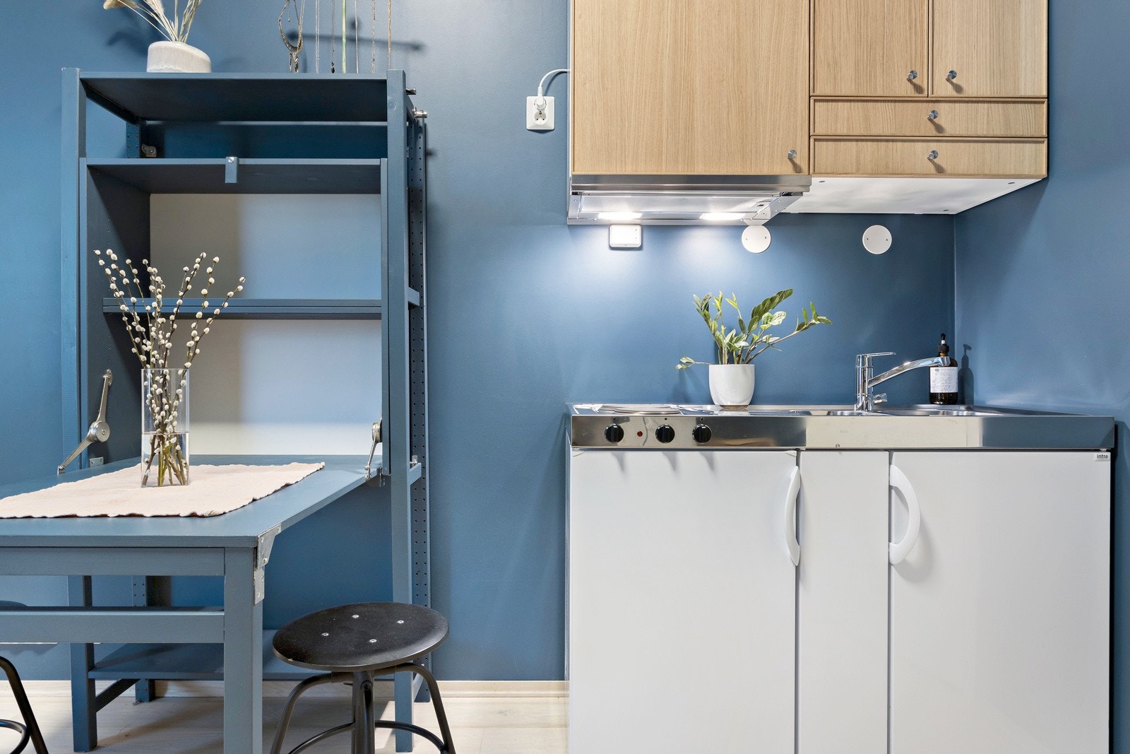 Hybel på ca.16.5 kvm. Hybelkjøkken, overskap med finerte fronter og ventilator. Galleribilde