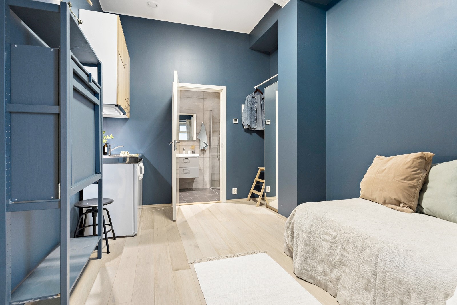 God plass til dobbeltseng og garderobeløsning. Galleribilde